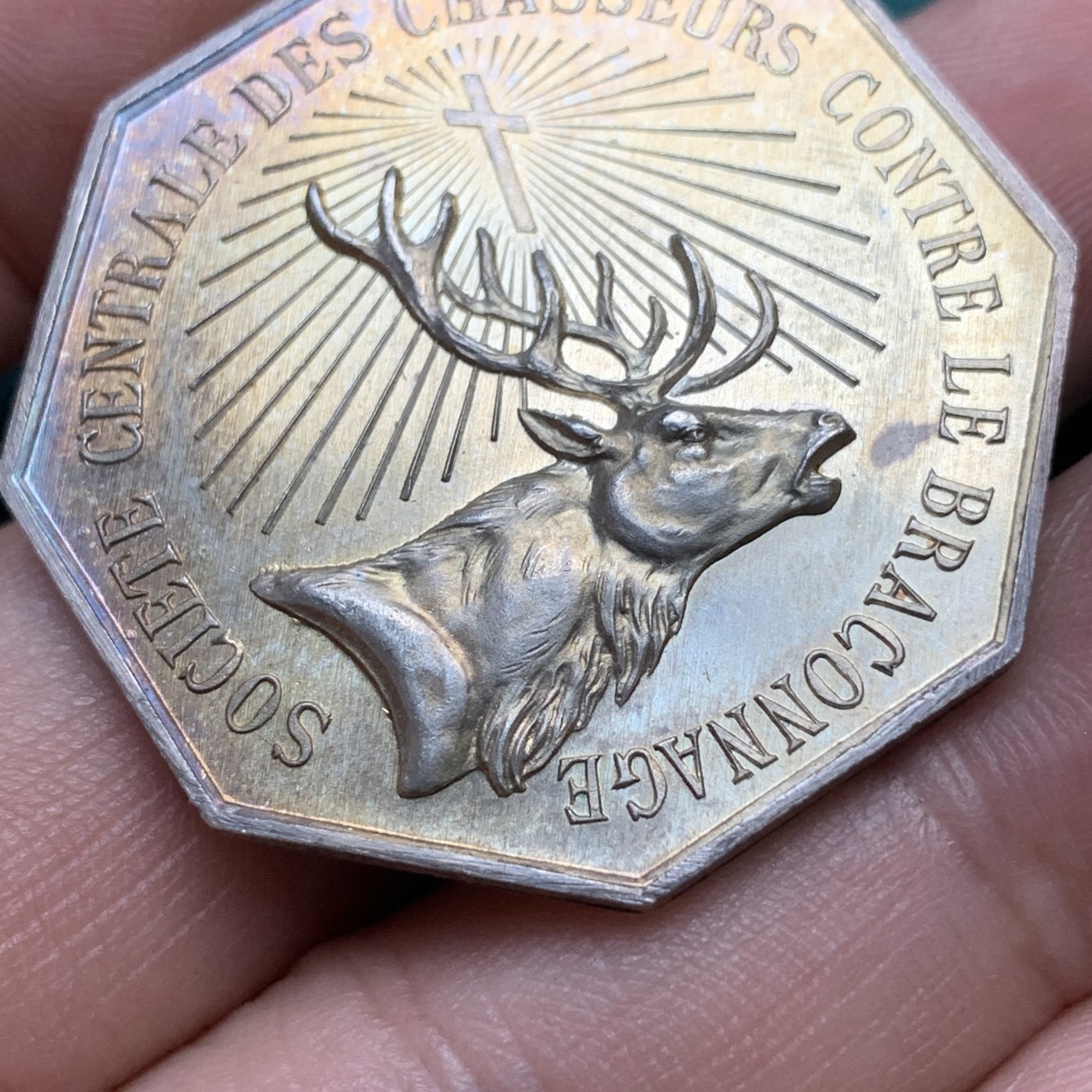 《竞宝斋》八角代币+章牌专场！第182场-周日，周一，周二 3场 (全场包邮) 法国1876年猎人反盗猎协会八角银质代币，正面为猎人保护神圣休伯特的雄鹿，背面空白留给会员刻上自己名字，21.19g，36.3mm，菱形+银标，含银95%，首见品种，带初铸纹，未流通