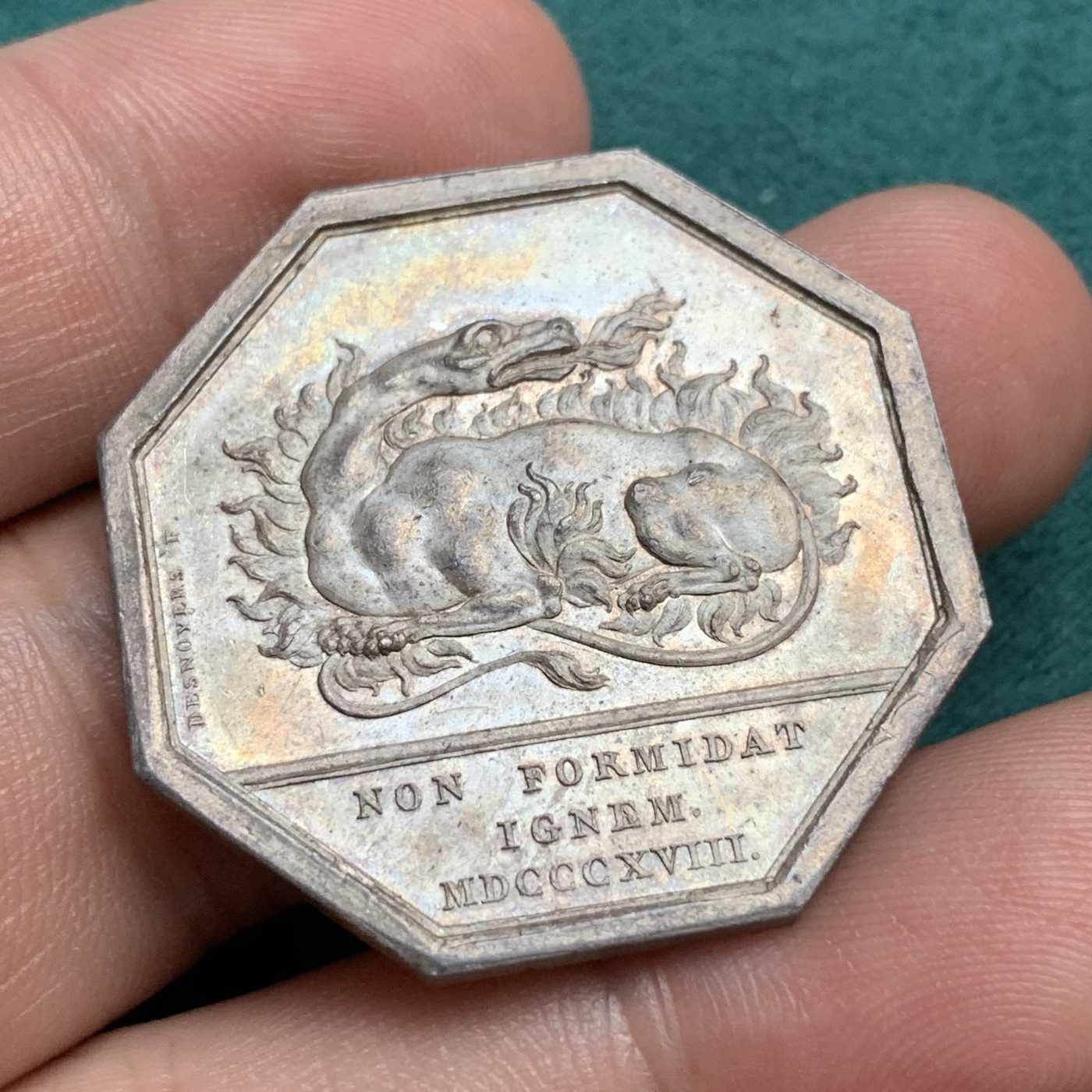 《竞宝斋》八角代币+章牌专场！第182场-周日，周一，周二 3场 (全场包邮) 法国1818年巴黎火灾互助保险公司八角银质jeton，14.89g，33.7mm，早期无边铭，原味金黄小火龙