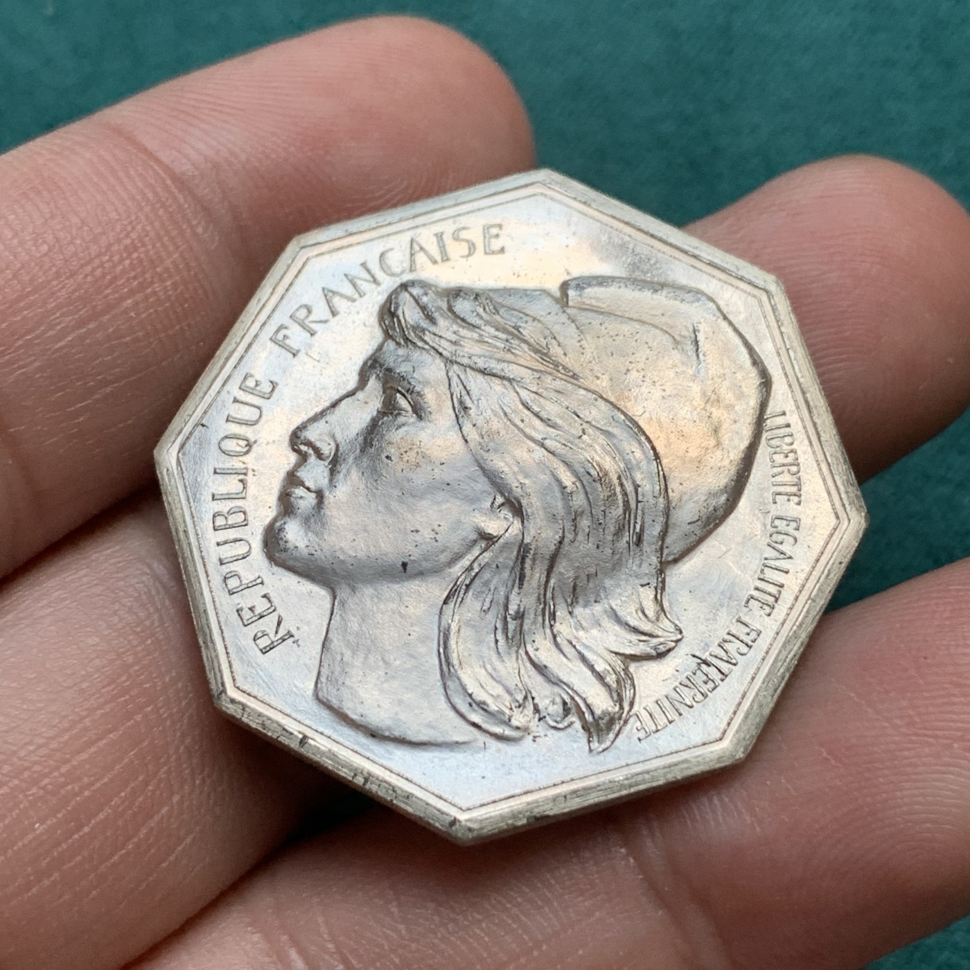 《竞宝斋》八角代币+章牌专场！第182场-周日，周一，周二 3场 (全场包邮) 法国第五共和国1974年总统瓦莱里·季斯卡·德斯坦任职纪念八角银质jeton，正面为现代玛丽安娜形象，21.25g，33.2mm，丰饶角1AR边铭，背面10点钟方向有轻磕
