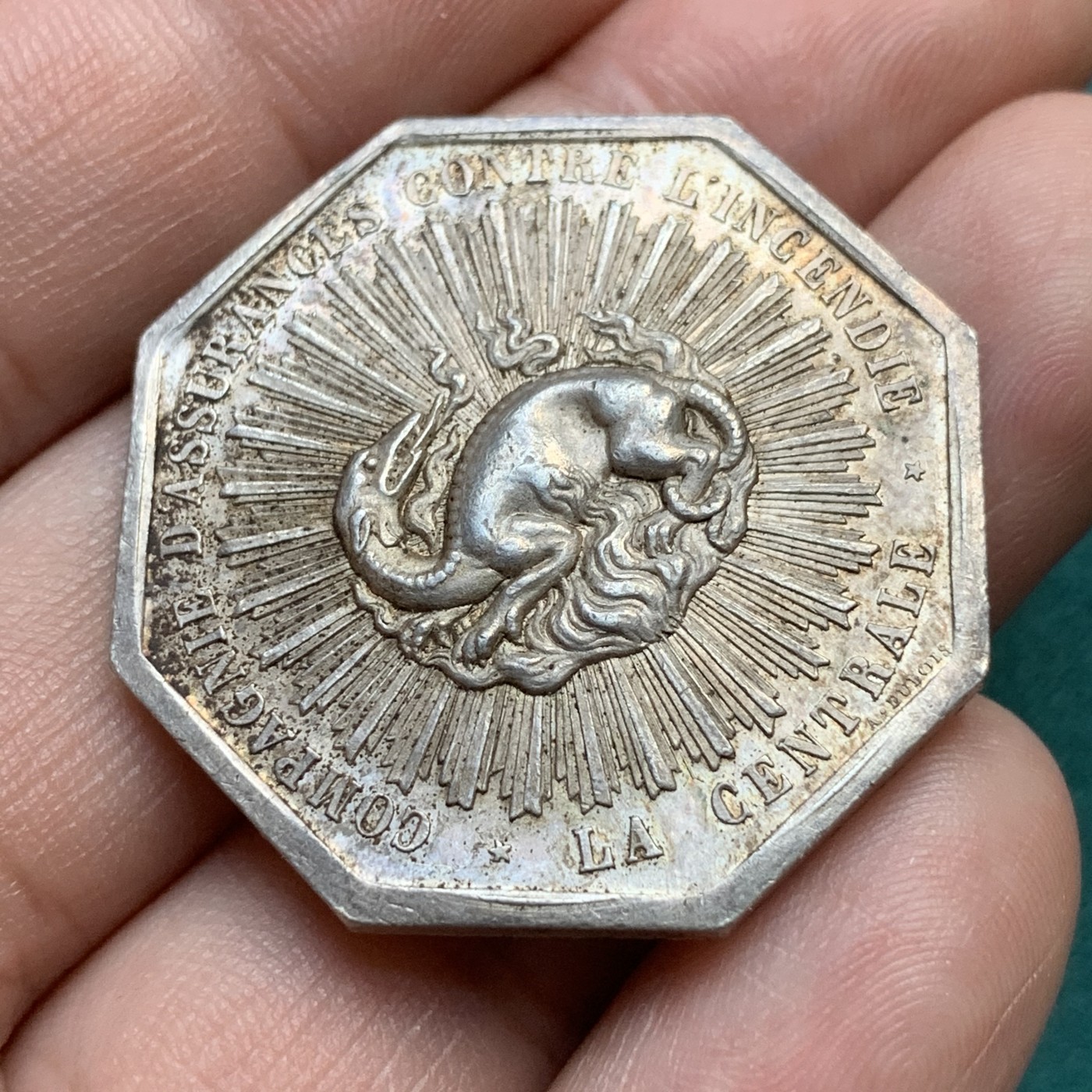 《竞宝斋》八角代币+章牌专场！第182场-周日，周一，周二 3场 (全场包邮) 法国中央保险公司八角银质jeton，小名誉品放射龙，19.96g，34.6mm，丰饶角边铭，五彩包浆