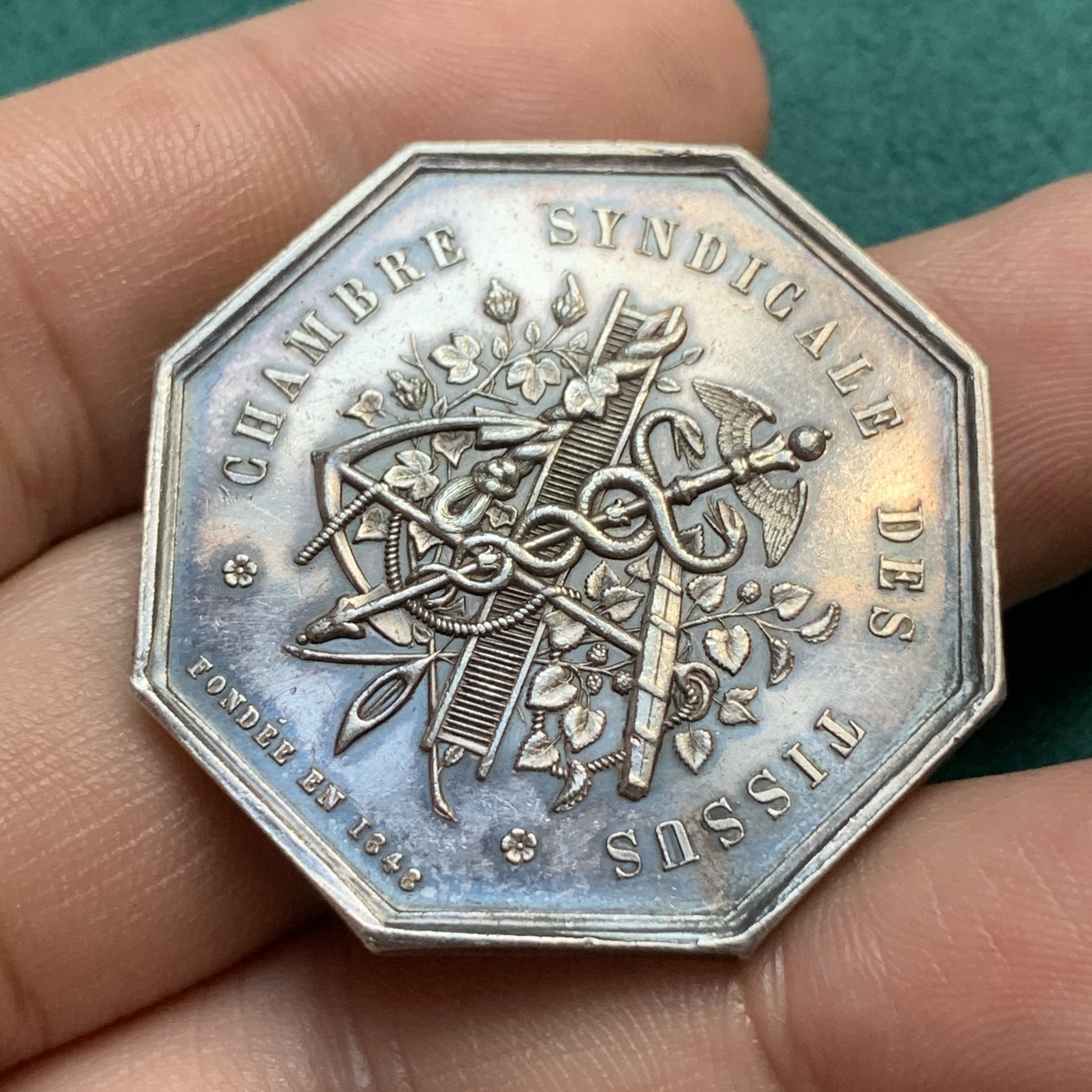 《竞宝斋》八角代币+章牌专场！第182场-周日，周一，周二 3场 (全场包邮) 法国塞纳河工会八角银质jeton，18.69g，35.7mm，手指边铭
