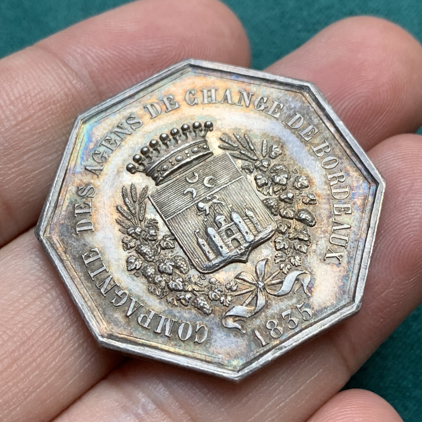 《竞宝斋》八角代币+章牌专场！第182场-周日，周一，周二 3场 (全场包邮) 法国八角银章，波尔多股票经纪人，18.63g，34.8mm，手指边铭，金黄包浆，高点俱在