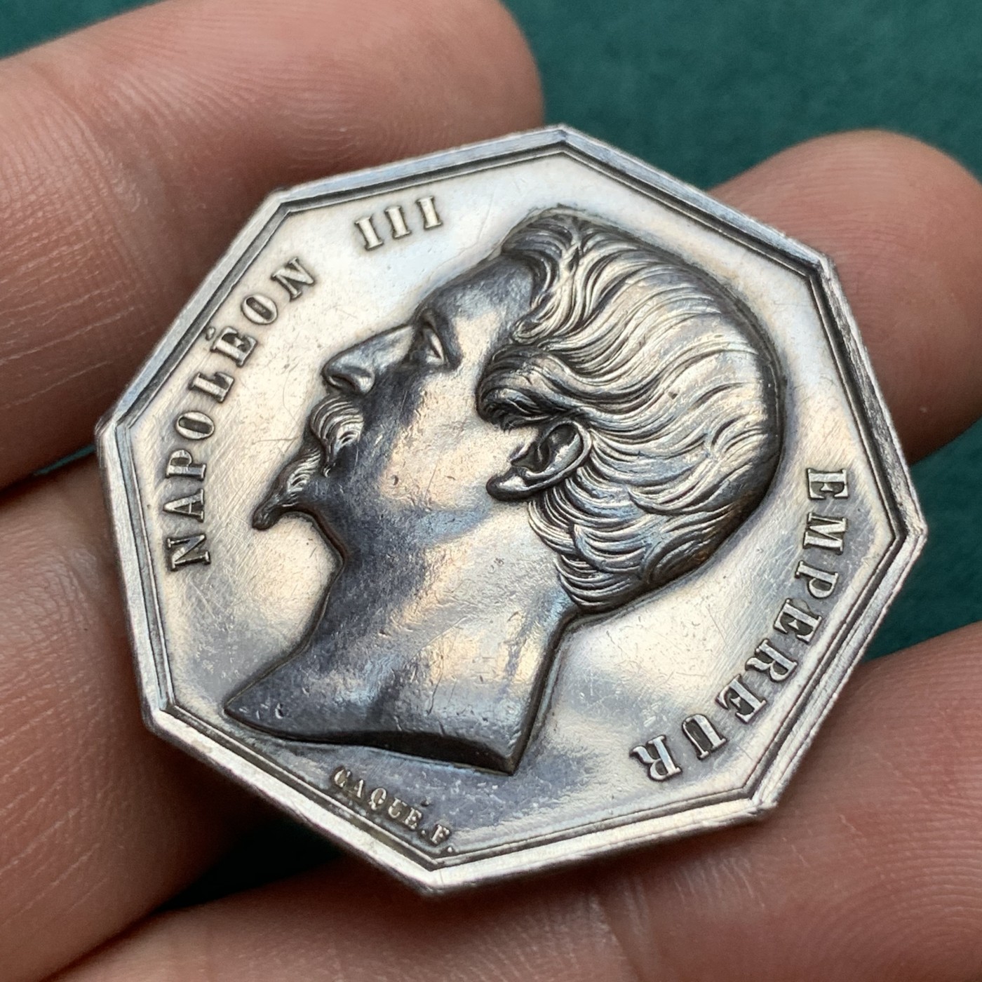 《竞宝斋》八角代币+章牌专场！第182场-周日，周一，周二 3场 (全场包邮) 法国马赛商会八角银质代币，18.47g，34.8mm，蜜蜂边铭