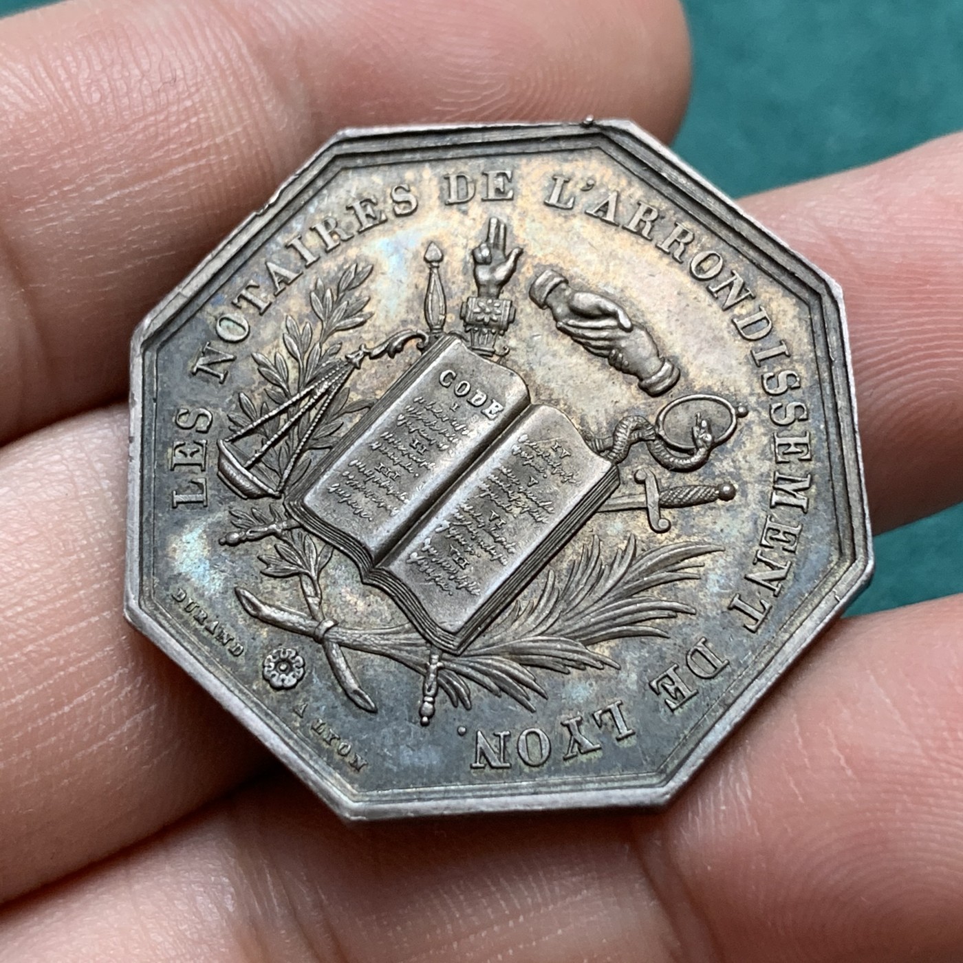 《竞宝斋》八角代币+章牌专场！第182场-周日，周一，周二 3场 (全场包邮) 法国八角银质代币，里昂公证人，14.66g，32.5mm，手指边铭