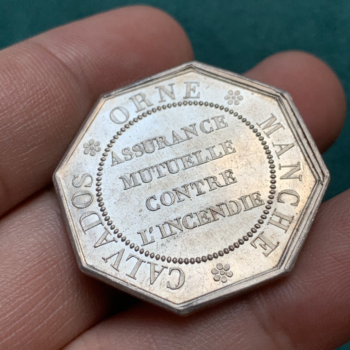 《竞宝斋》八角代币+章牌专场！第182场-周日，周一，周二 3场 (全场包邮) 法国八角银质代币，火灾互助保险，13.72g，31.9mm，手指边铭（1845-1860），