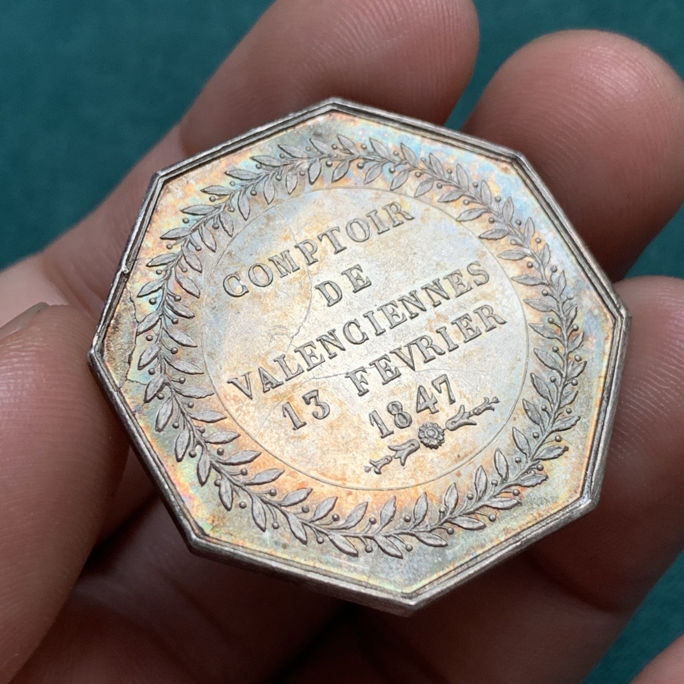 《竞宝斋》八角代币+章牌专场！第182场-周日，周一，周二 3场 (全场包邮) 法国保险信用联盟八角银质代币，18.98g，34.3mm，手指边铭，超高浮雕高边，少见的墨丘利女性形象，细节极好，五彩包浆