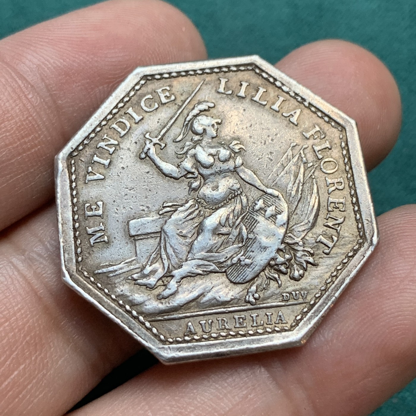 《竞宝斋》八角代币+章牌专场！第182场-周日，周一，周二 3场 (全场包邮) 法国1780年奥尔良市政厅 JETON银质八角代币，带有奥尔良双独角兽标志的纹章和英雄人物戎装的圣女贞德，13.75g，32.6mm，无边铭，典型的18世纪早期风格