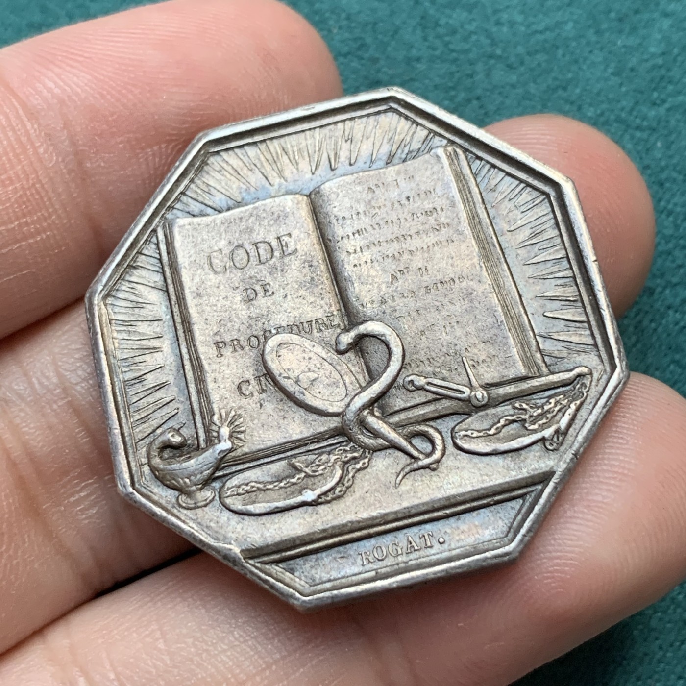 《竞宝斋》八角代币+章牌专场！第182场-周日，周一，周二 3场 (全场包邮) 法国塞纳河省法律和法务执行官 JETON银质八角，17.26g，33.5mm，油灯边铭（1832-1841）