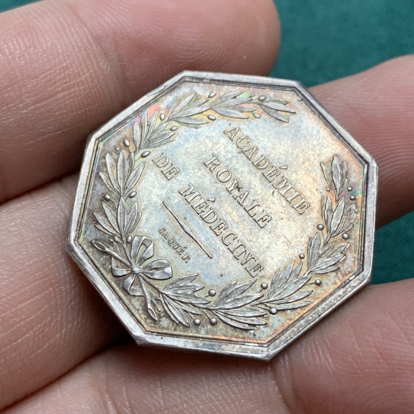 《竞宝斋》八角代币+章牌专场！第182场-周日，周一，周二 3场 (全场包邮) 法国路易菲利普皇家医学会JETON银质八角代币，10.91g，30.3mm，神灯边铭