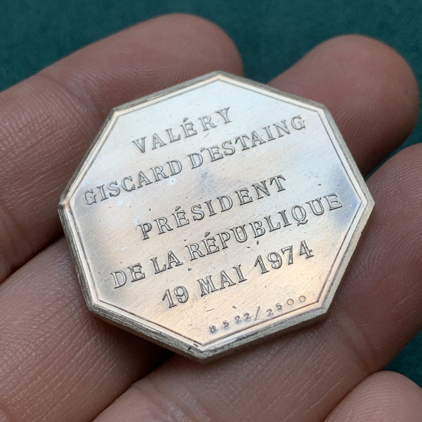 《竞宝斋》八角代币+章牌专场！第182场-周日，周一，周二 3场 (全场包邮) 法国第五共和国1974年总统瓦莱里·季斯卡·德斯坦任职纪念八角银质jeton，正面为现代玛丽安娜形象，21.25g，33.2mm，丰饶角1AR边铭，背面10点钟方向有轻磕