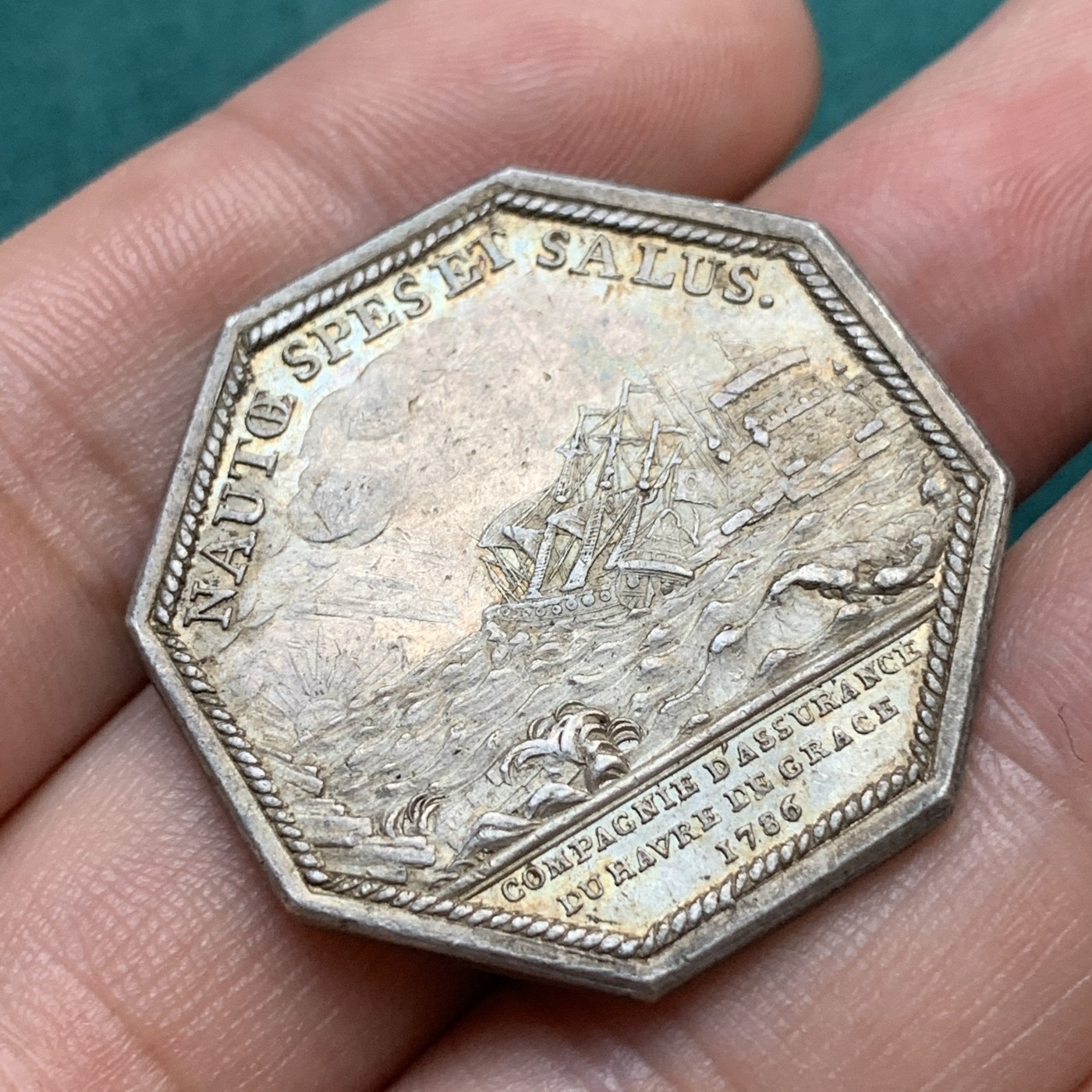 《竞宝斋》八角代币+章牌专场！第182场-周日，周一，周二 3场 (全场包邮) 法国1786年勒阿弗尔格雷斯港保险公司JETON银质八角，17.10g，33mm，早期无边铭，罕见品种，金黄包浆，细节丰富