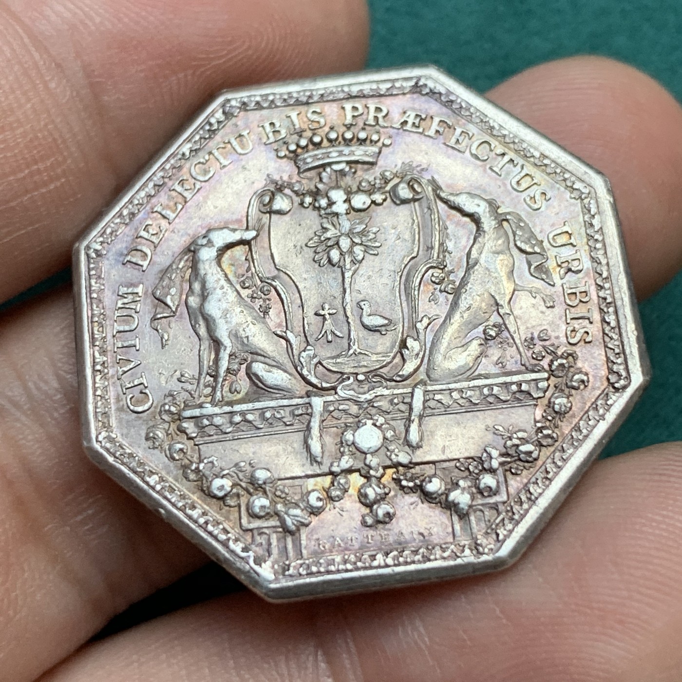 《竞宝斋》八角代币+章牌专场！第182场-周日，周一，周二 3场 (全场包邮) 法国十八世纪早期八角银质代币，13.61g，31.7mm，布列塔尼地区雷恩市政厅，带有市长伊夫·德拉莫特-法布莱特的纹章