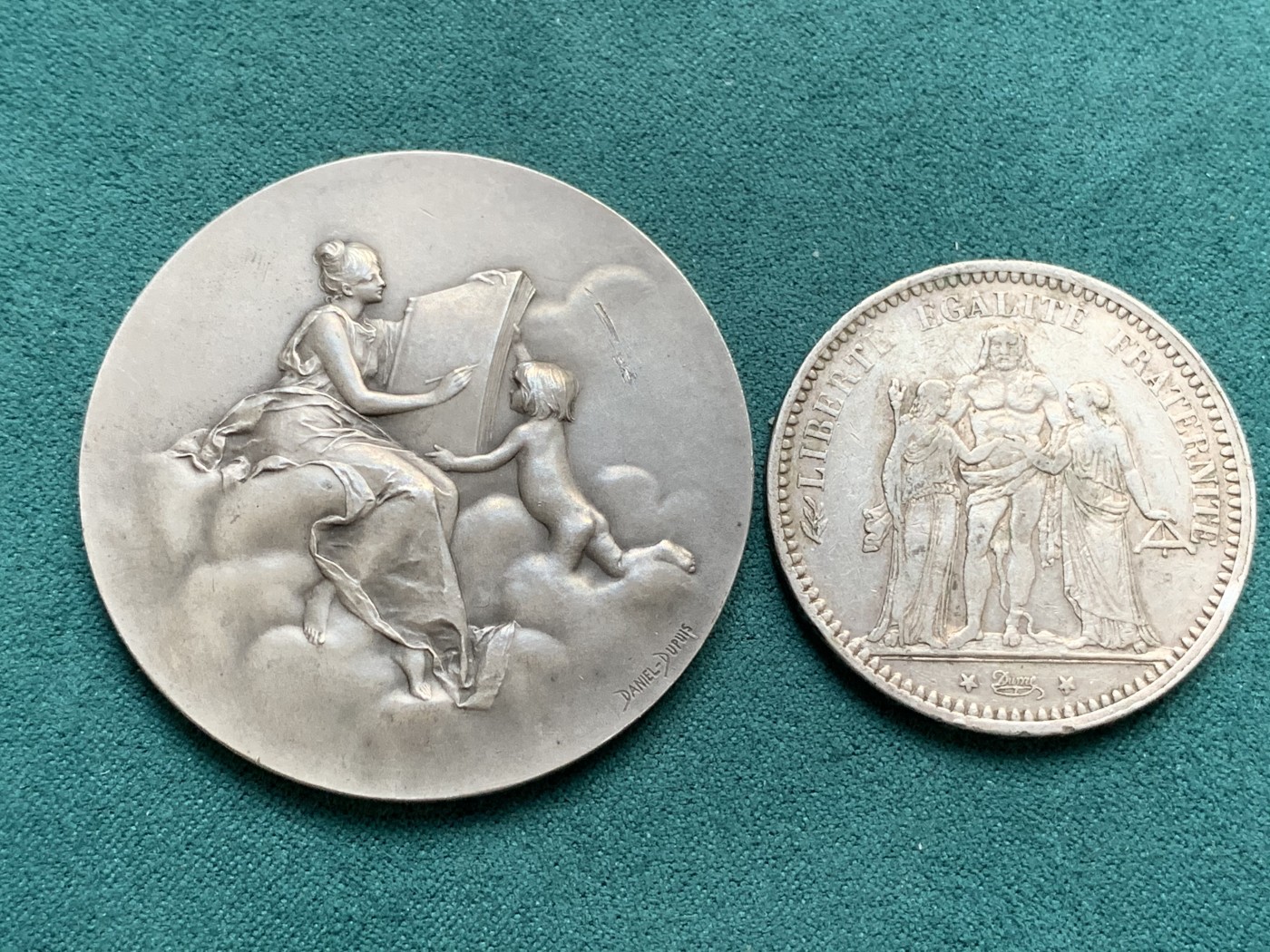 《竞宝斋》八角代币+章牌专场！第182场-周日，周一，周二 3场 (全场包邮) 经典的法国“云端天使”银章，60.42g，50mm，丰饶角+1银标，右边有些许擦损，其余品相完好