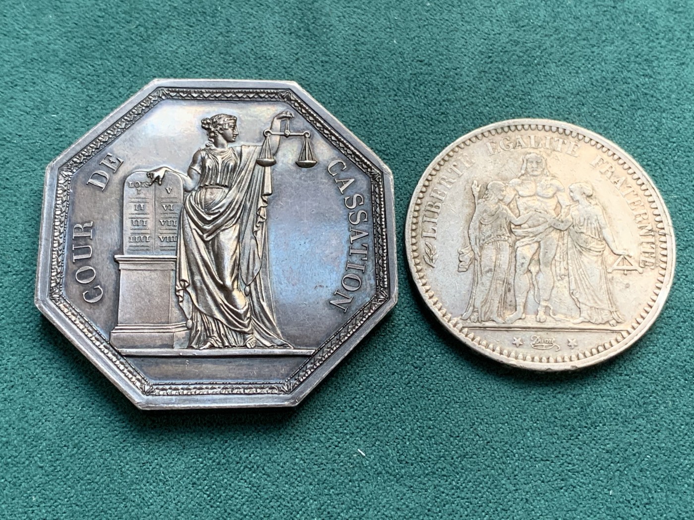 《竞宝斋》八角代币+章牌专场！第182场-周日，周一，周二 3场 (全场包邮) 法国最高法院巨型八角银质代币jeton，手持天平的忒弥斯，64.5g，47.3mm，蜜蜂边铭（1860-1879），非后期丰饶角，油性老包浆