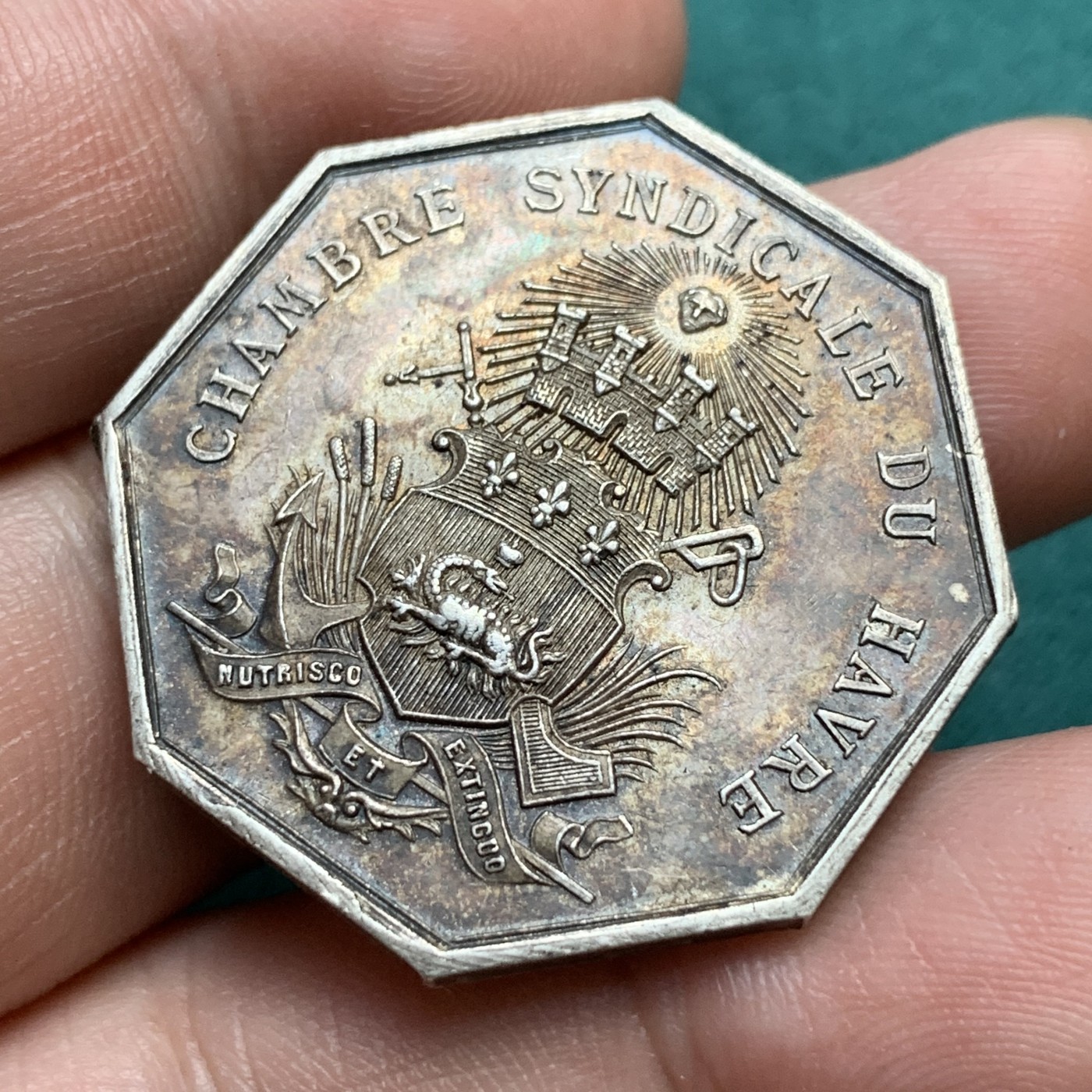 《竞宝斋》八角代币+章牌专场！第182场-周日，周一，周二 3场 (全场包邮) 法国勒阿弗尔工会八角银质jeton，14.94g，32.9mm，无边铭，带有典型勒阿弗尔地区太阳脸和火龙纹章标志