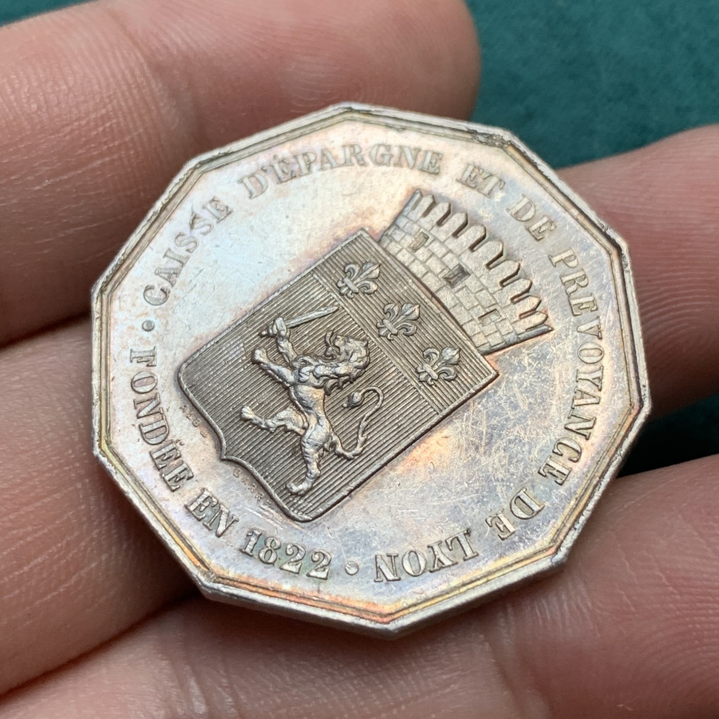 《竞宝斋》八角代币+章牌专场！第182场-周日，周一，周二 3场 (全场包邮) 法国1822年里昂地区蚂蚁储蓄银行十角银质代币jeton，16.07g，32.6mm，丰饶角边铭，像蚂蚁般一点点储蓄