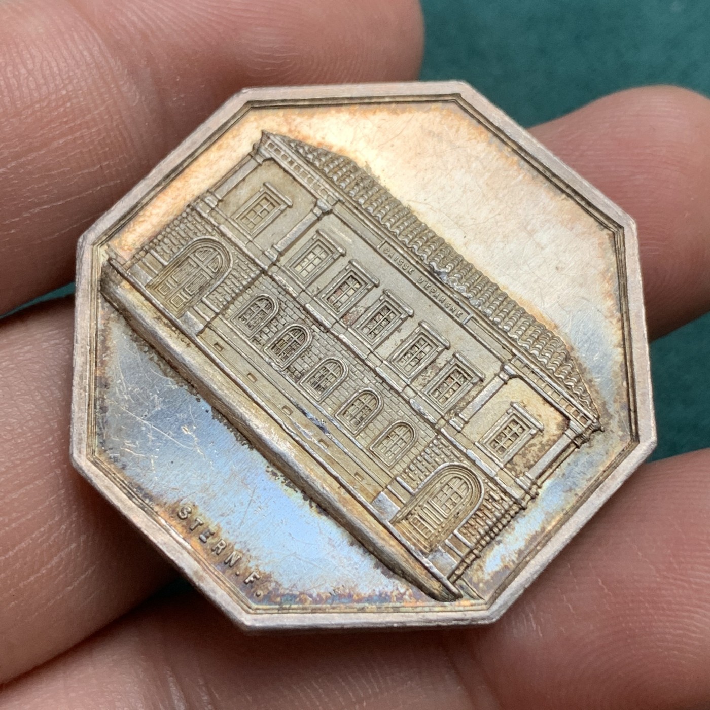 《竞宝斋》八角代币+章牌专场！第182场-周日，周一，周二 3场 (全场包邮) 少见的法国波尔多银行八角银质代币，20.17g，35.5mm，蜜蜂边铭，金黄包浆，底板漂亮