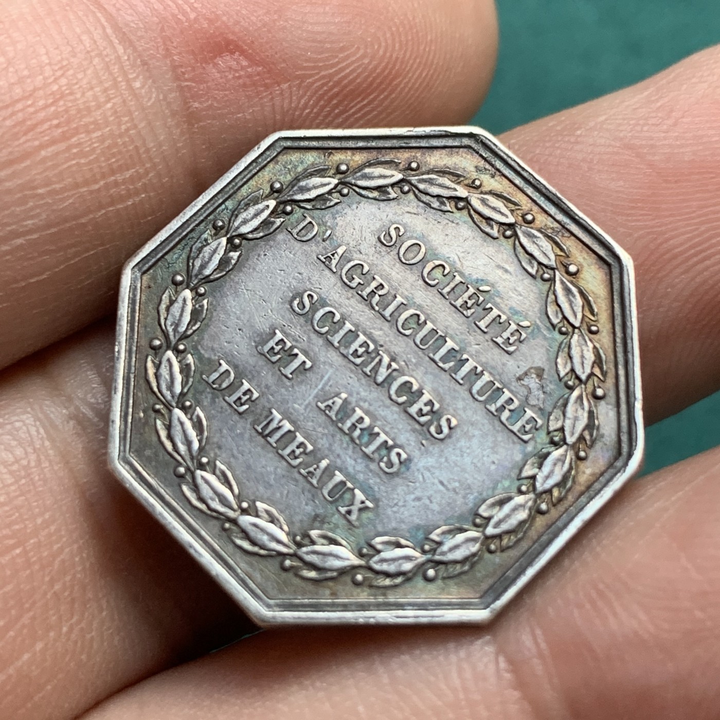 《竞宝斋》八角代币+章牌专场！第182场-周日，周一，周二 3场 (全场包邮) 法国莫城农业科学与艺术协会银质八角代币，25mm，7.72g，手指边铭（1845-1860年）