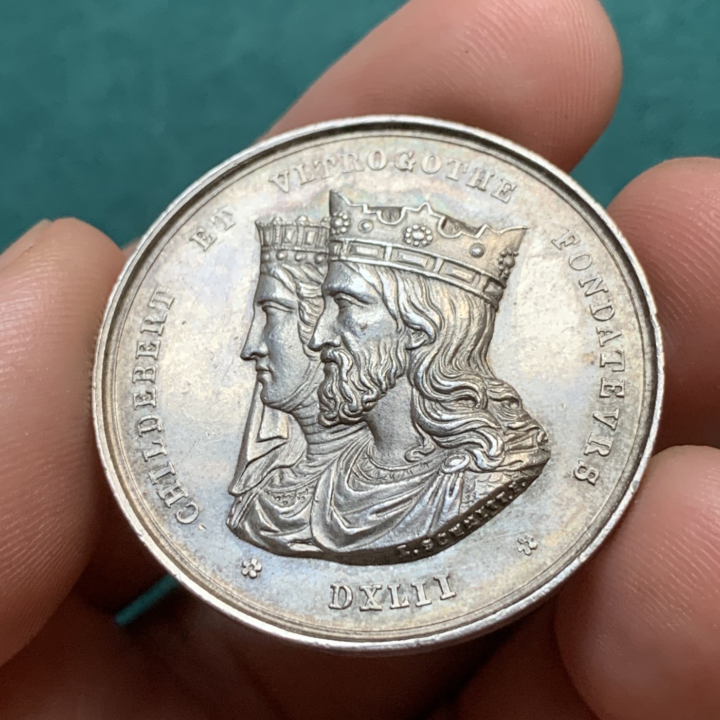 《竞宝斋》八角代币+章牌专场！第182场-周日，周一，周二 3场 (全场包邮) 法国银质代币，里昂霍皮塔夫平民管理委员会 希尔德贝尔特夫妇，15.28g，34.5mm，手指边铭，黄油彩