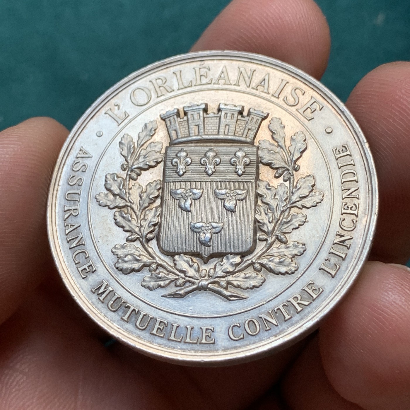 《竞宝斋》八角代币+章牌专场！第182场-周日，周一，周二 3场 (全场包邮) 法国欧莱雅保险公司银质代币，23.33g，37.7mm，丰饶角边铭