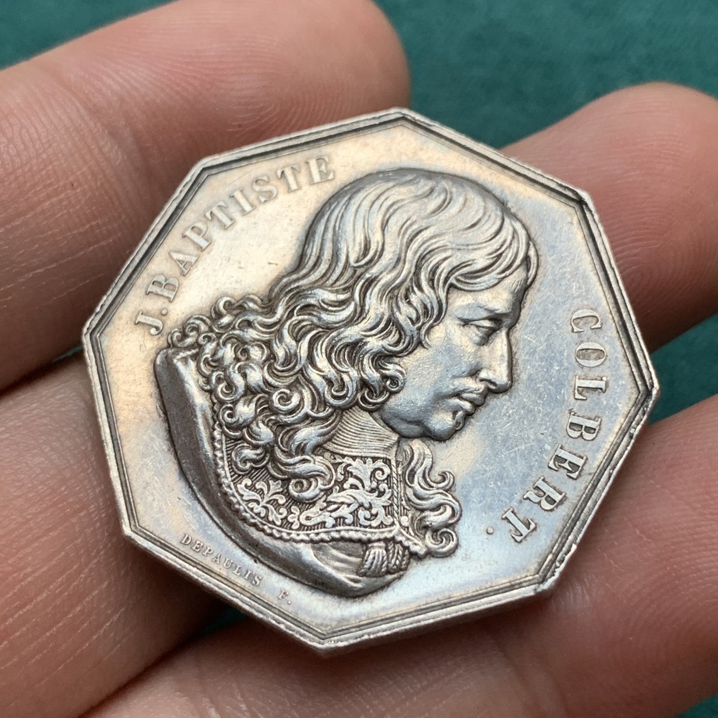 《竞宝斋》八角代币+章牌专场！第182场-周日，周一，周二 3场 (全场包邮) 法国八角银章，亚眠商会，正面为首席国务大臣让-巴蒂斯特·科尔伯特的半身像，17.96g，35.5mm，蜜蜂边铭