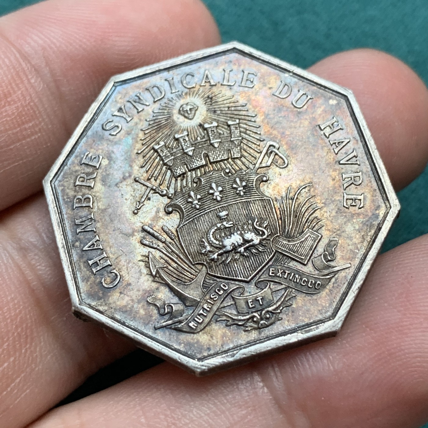 《竞宝斋》八角代币+章牌专场！第182场-周日，周一，周二 3场 (全场包邮) 法国勒阿弗尔工会八角银质jeton，14.94g，32.9mm，无边铭，带有典型勒阿弗尔地区太阳脸和火龙纹章标志