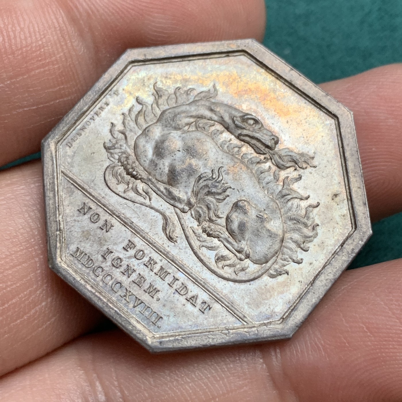 《竞宝斋》八角代币+章牌专场！第182场-周日，周一，周二 3场 (全场包邮) 法国1818年巴黎火灾互助保险公司八角银质jeton，14.89g，33.7mm，早期无边铭，原味金黄小火龙