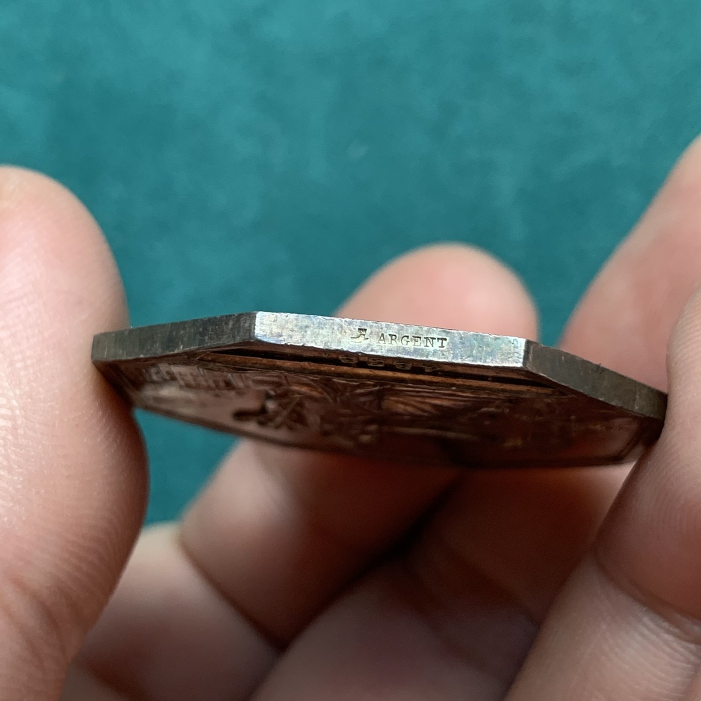 《竞宝斋》八角代币+章牌专场！第182场-周日，周一，周二 3场 (全场包邮) 少见的法国海上火灾保险公司银质八角代用币，20.68g，36.3mm，船首边铭（1842-1845）