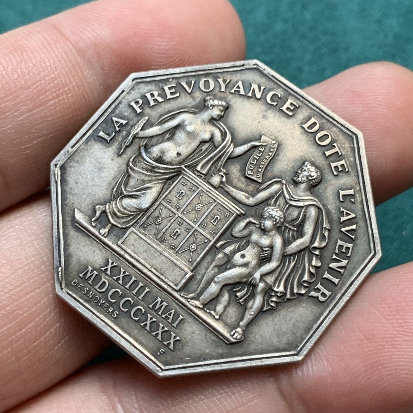 《竞宝斋》八角代币+章牌专场！第182场-周日，周一，周二 3场 (全场包邮) 法国人寿保险公司八角银质代币，21.02g，36.4mm，丰饶角边铭