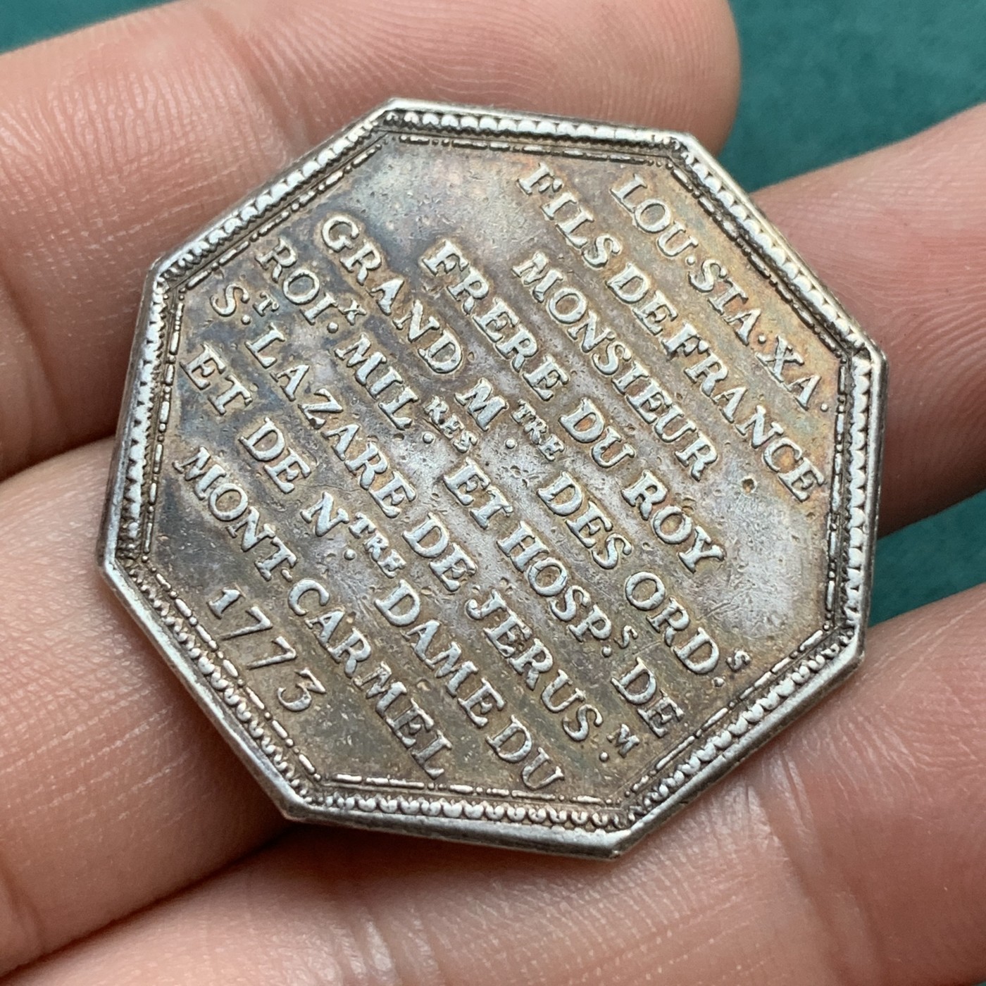 《竞宝斋》八角代币+章牌专场！第182场-周日，周一，周二 3场 (全场包邮) 纪念1773年法国的路易斯·斯坦尼斯拉斯（未来的路易十八）的加冕八角银质代币，正面带有卡梅尔山和圣拉扎尔骑士团徽章的盾牌，少见品种 14.89g，33.6mm，早期18世纪风格