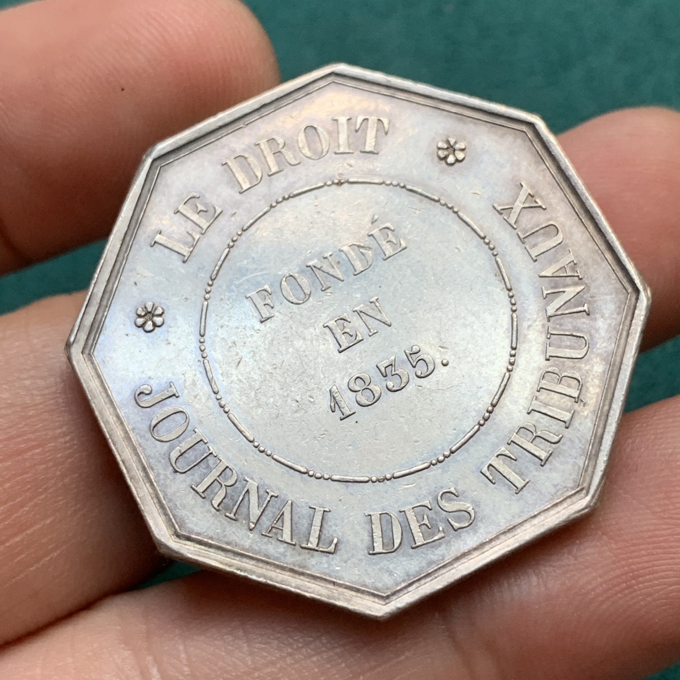 《竞宝斋》八角代币+章牌专场！第182场-周日，周一，周二 3场 (全场包邮) 法国法院新闻杂志JETON 银质八角，24.08g，35mm，手边铭，厚重