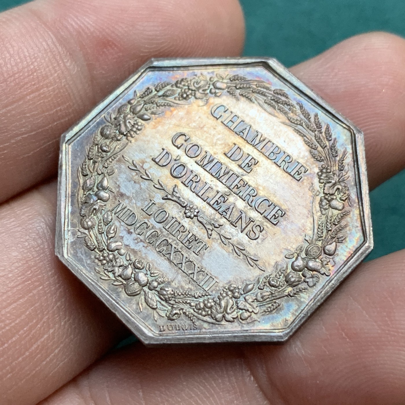 《竞宝斋》八角代币+章牌专场！第182场-周日，周一，周二 3场 (全场包邮) 法国1832-1841菲利普头像 奥尔良商会 银质八角代币，13.65克32毫米 神灯边铭 包浆不错