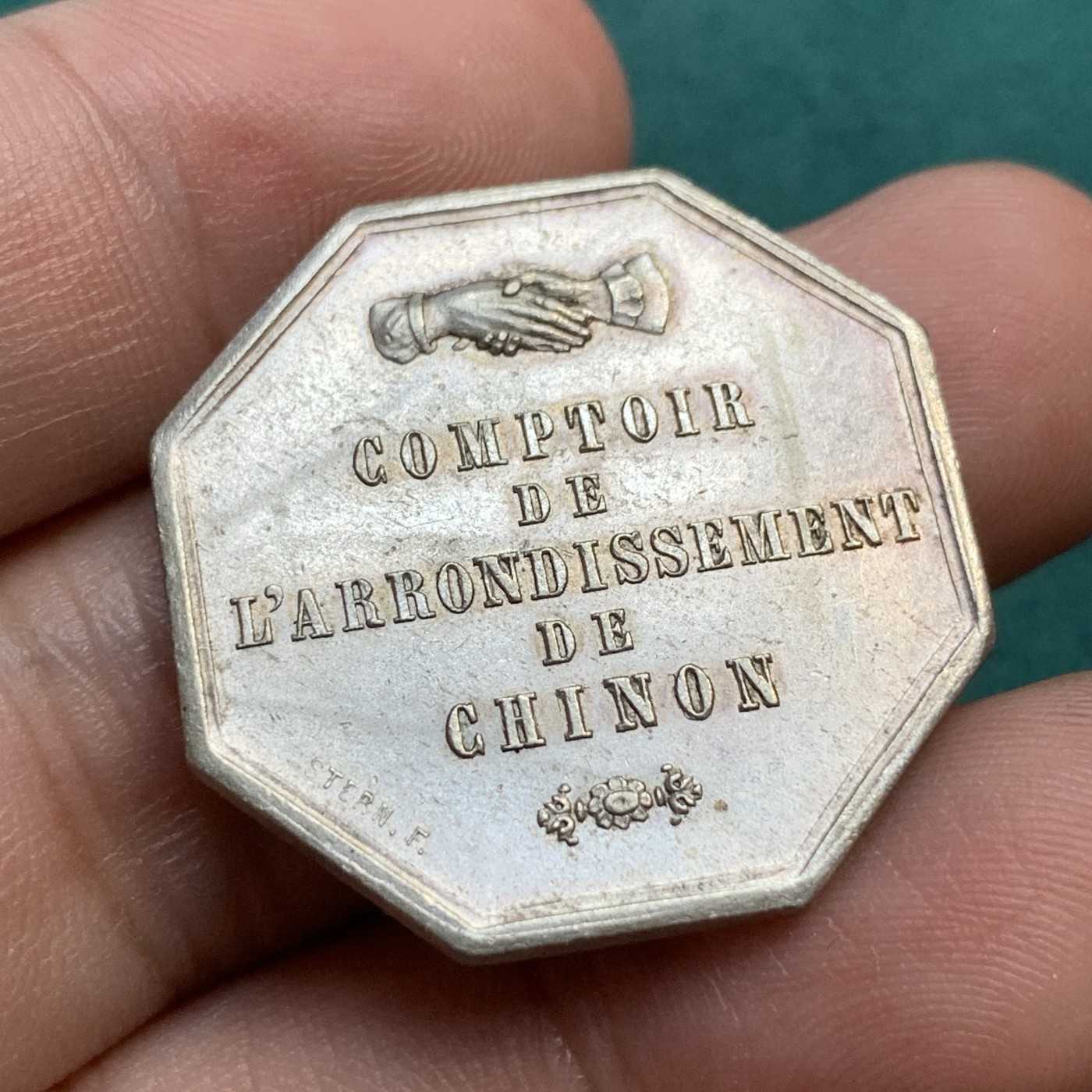 《竞宝斋》八角代币+章牌专场！第182场-周日，周一，周二 3场 (全场包邮) 法国1832之前希农地区省级银行 银质八角代币，9.53克29.3毫米 早期无边铭