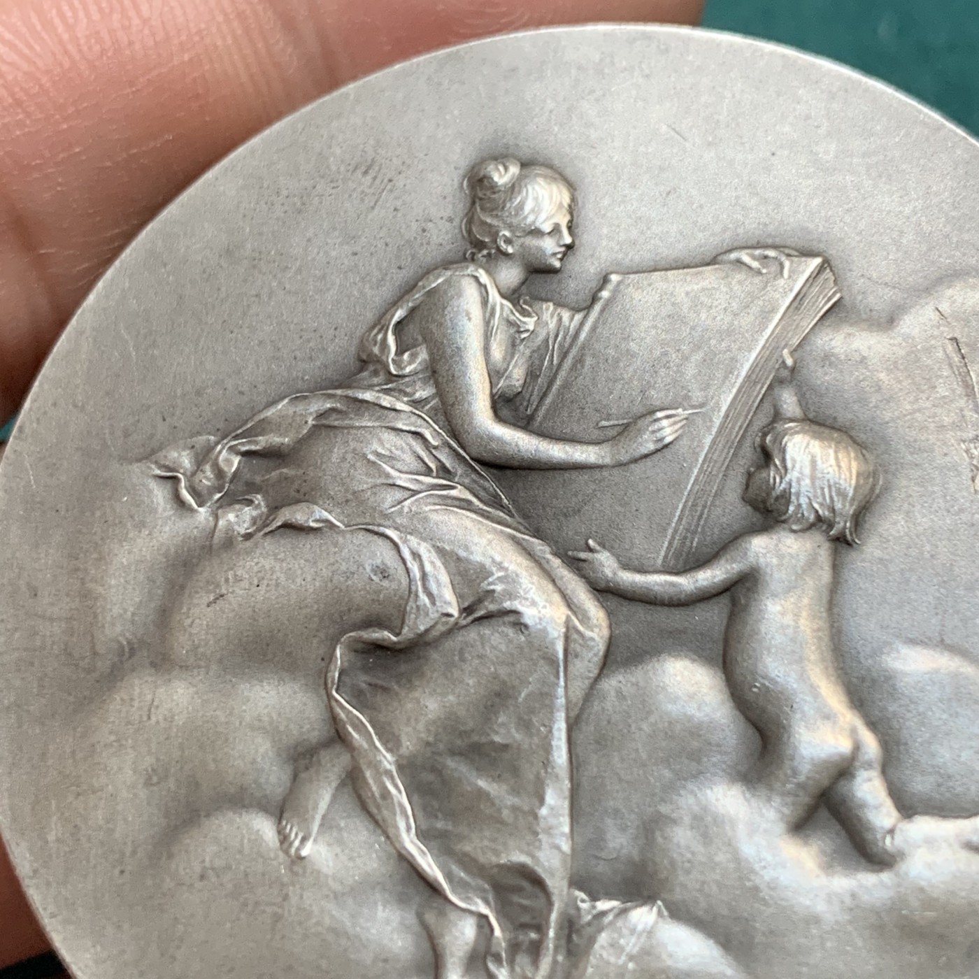 《竞宝斋》八角代币+章牌专场！第182场-周日，周一，周二 3场 (全场包邮) 经典的法国“云端天使”银章，60.42g，50mm，丰饶角+1银标，右边有些许擦损，其余品相完好