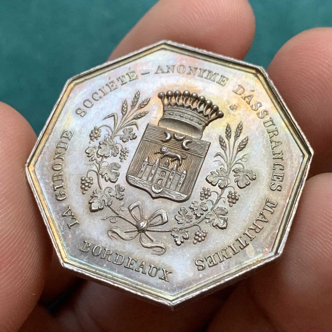 《竞宝斋》八角代币+章牌专场！第182场-周日，周一，周二 3场 (全场包邮) 名誉品法国波尔多吉伦特海事安全协会银质八角代币，高浮雕的科尔杜安灯塔，金黄包浆就像泛着夕阳的海景，油画状态，重20.15克，对边34.6mm，蜜蜂边铭