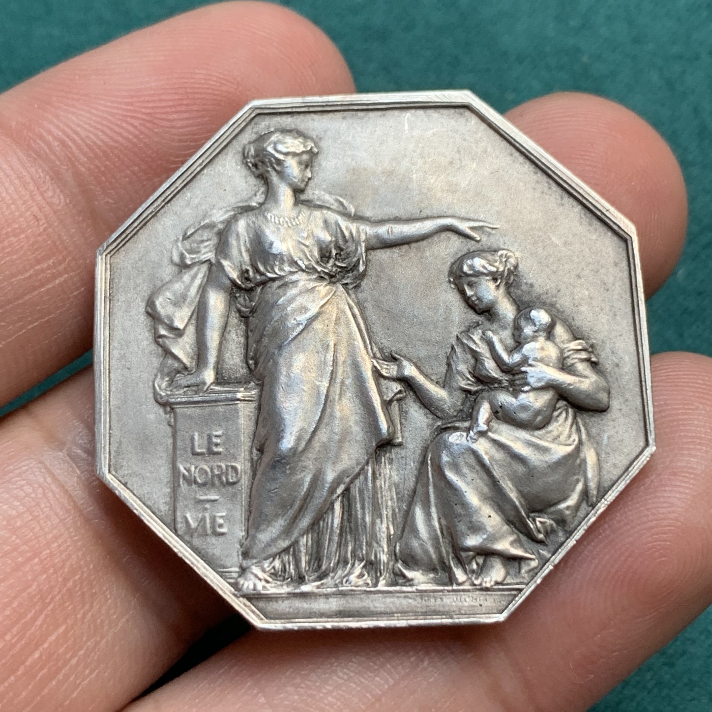 《竞宝斋》八角代币+章牌专场！第182场-周日，周一，周二 3场 (全场包邮) 法国北方保险公司八角银质代币，18.14g，35.5mm，菱形+银标，95%含银