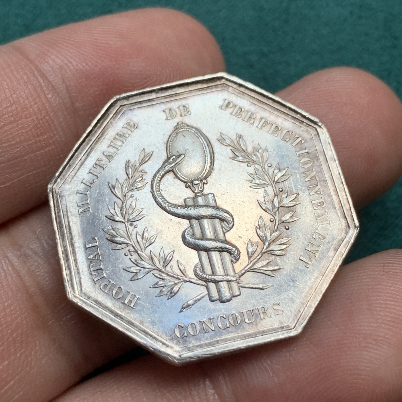 《竞宝斋》八角代币+章牌专场！第182场-周日，周一，周二 3场 (全场包邮) 法国八角银质代币，公共援助军事医院，14.69g，30.5mm，油灯边铭