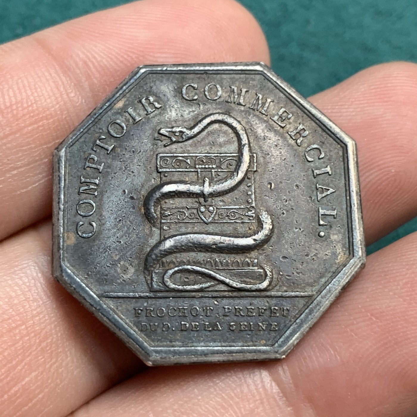 《竞宝斋》八角代币+章牌专场！第182场-周日，周一，周二 3场 (全场包邮) 法国塞纳河信贷银行银质八角代用币，13.71g，30.5mm早期无边铭，浑厚包浆