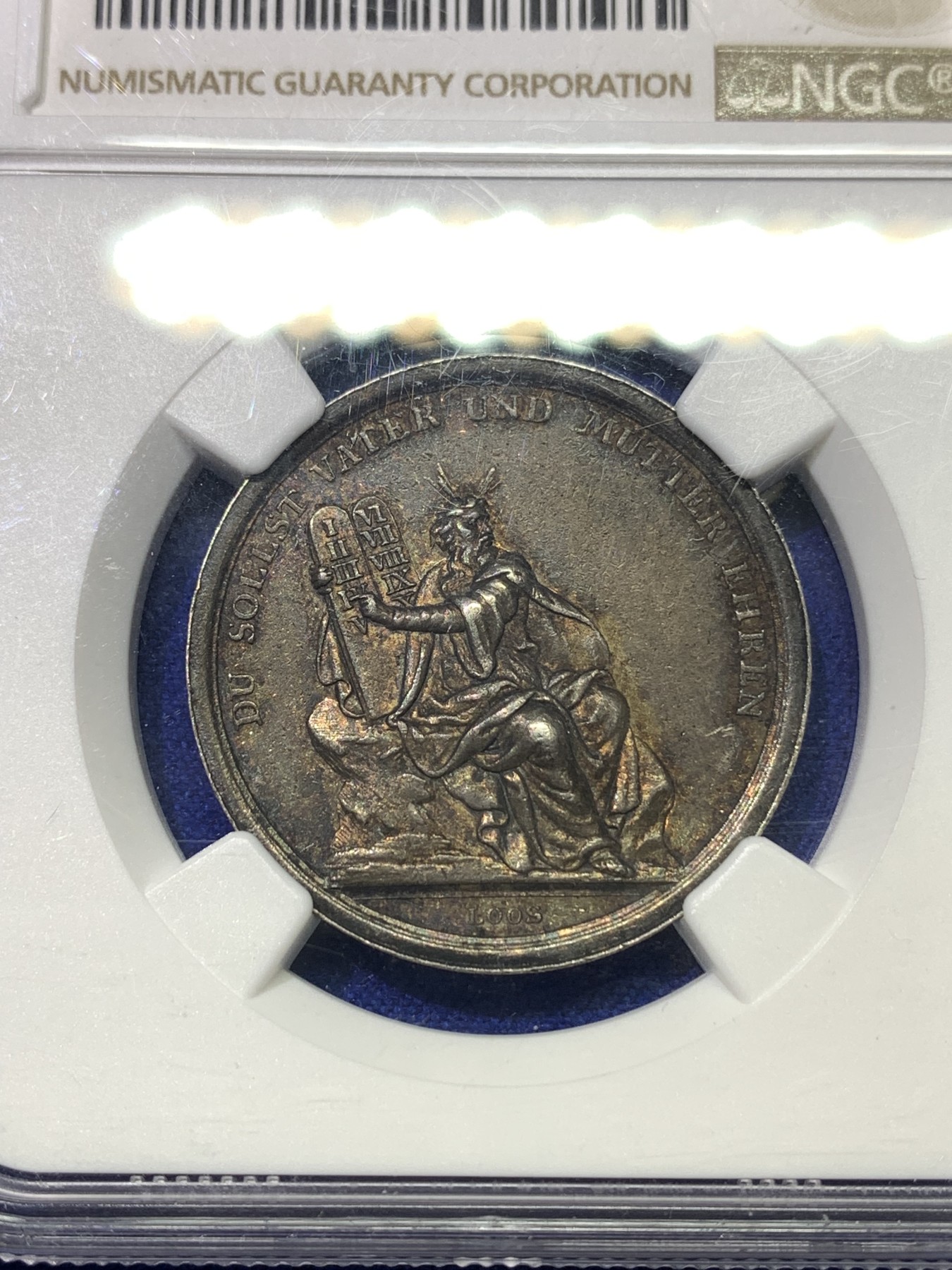 《竞宝斋》八角代币+章牌专场！第182场-周日，周一，周二 3场 (全场包邮) NGC AU50 德国 19世纪初儿童教育纪念银章 双面黑色包浆 双面带金彩，真正的黑金，LOOS作品，高浮雕