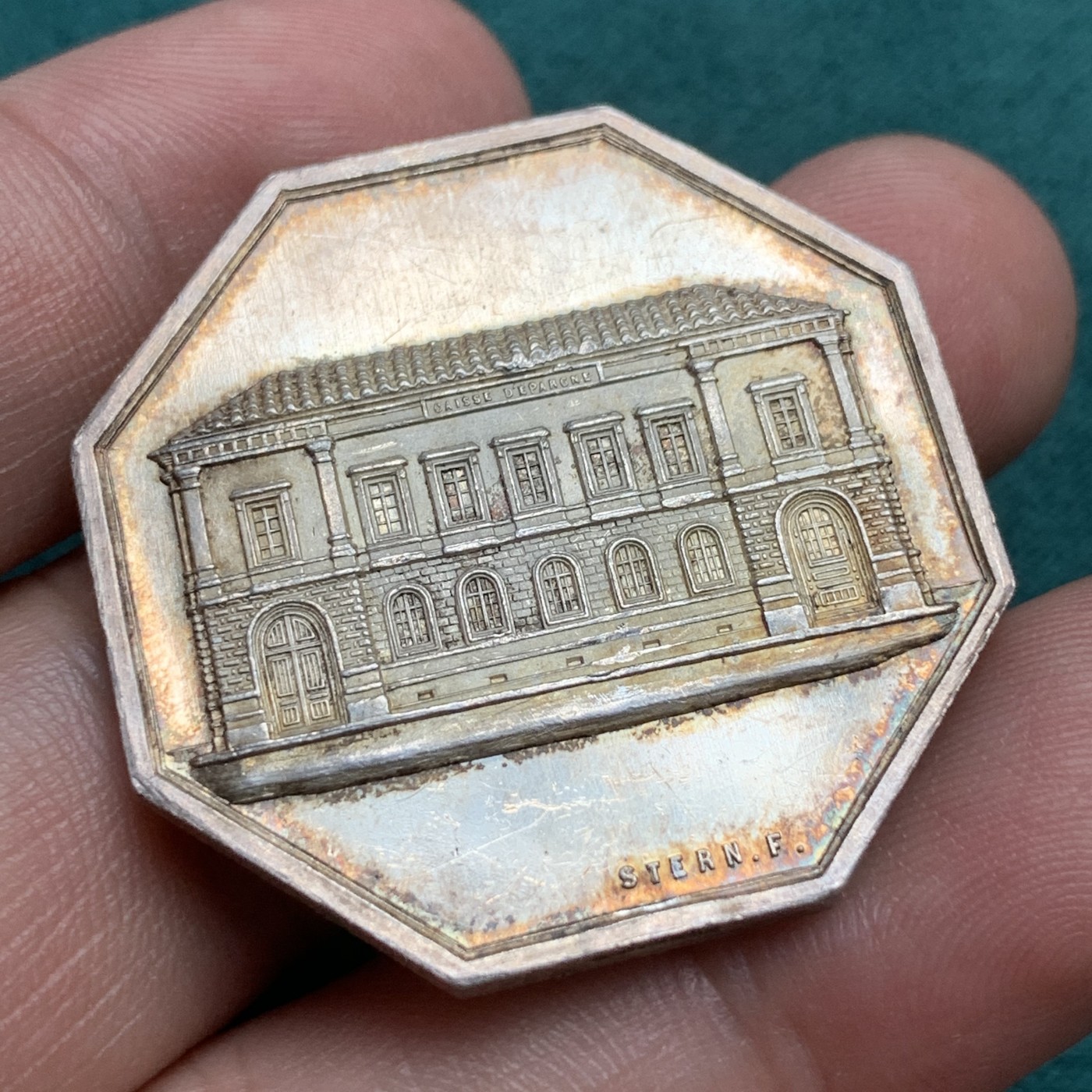 《竞宝斋》八角代币+章牌专场！第182场-周日，周一，周二 3场 (全场包邮) 少见的法国波尔多银行八角银质代币，20.17g，35.5mm，蜜蜂边铭，金黄包浆，底板漂亮