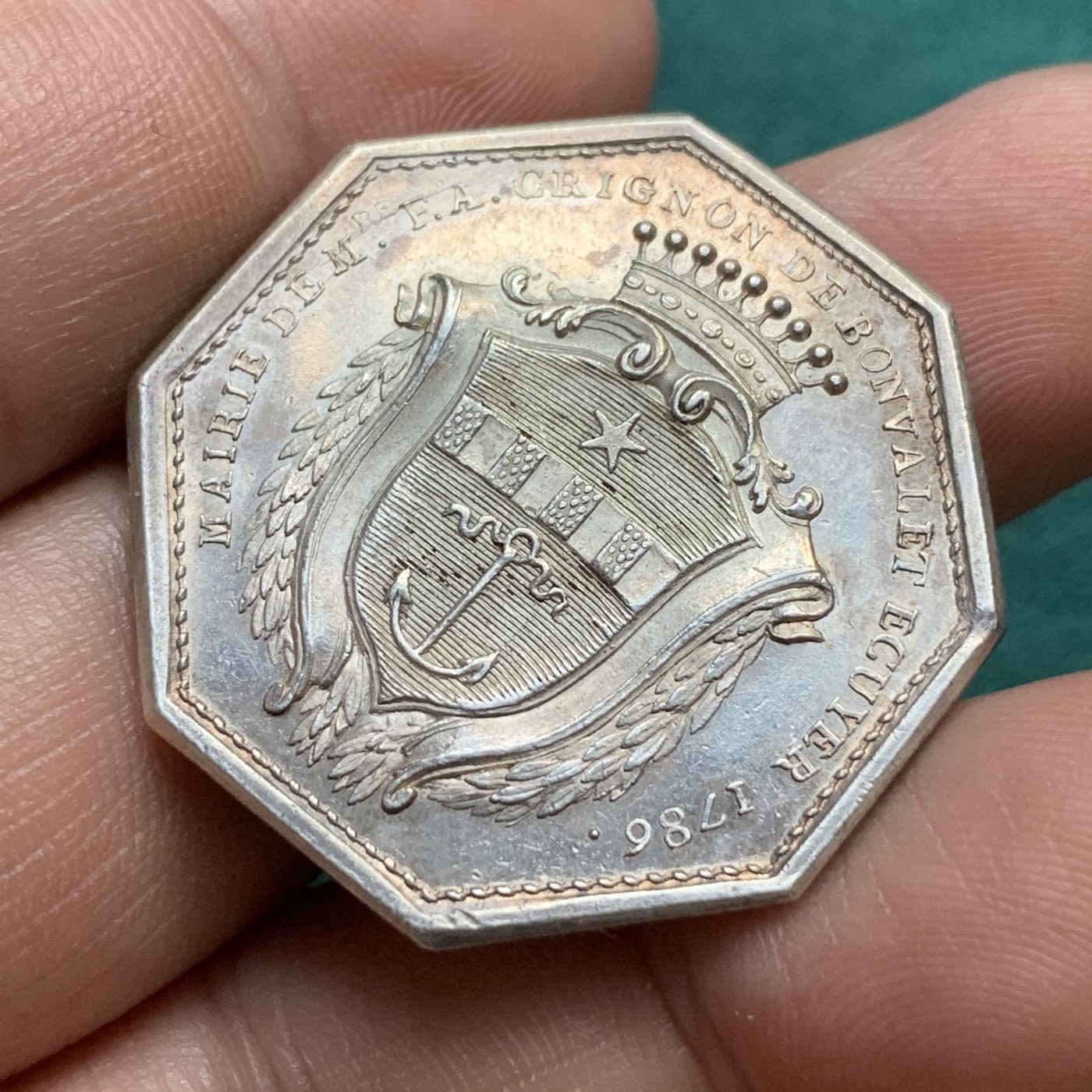 《竞宝斋》八角代币+章牌专场！第182场-周日，周一，周二 3场 (全场包邮) 法国八角银质代币，1786年奥尔良市政厅，市长弗朗索瓦·安塞尔姆·克里尼翁·德邦瓦莱的家族纹章和背面的戎装圣女贞德，14.21g，32.6mm，早期无边铭