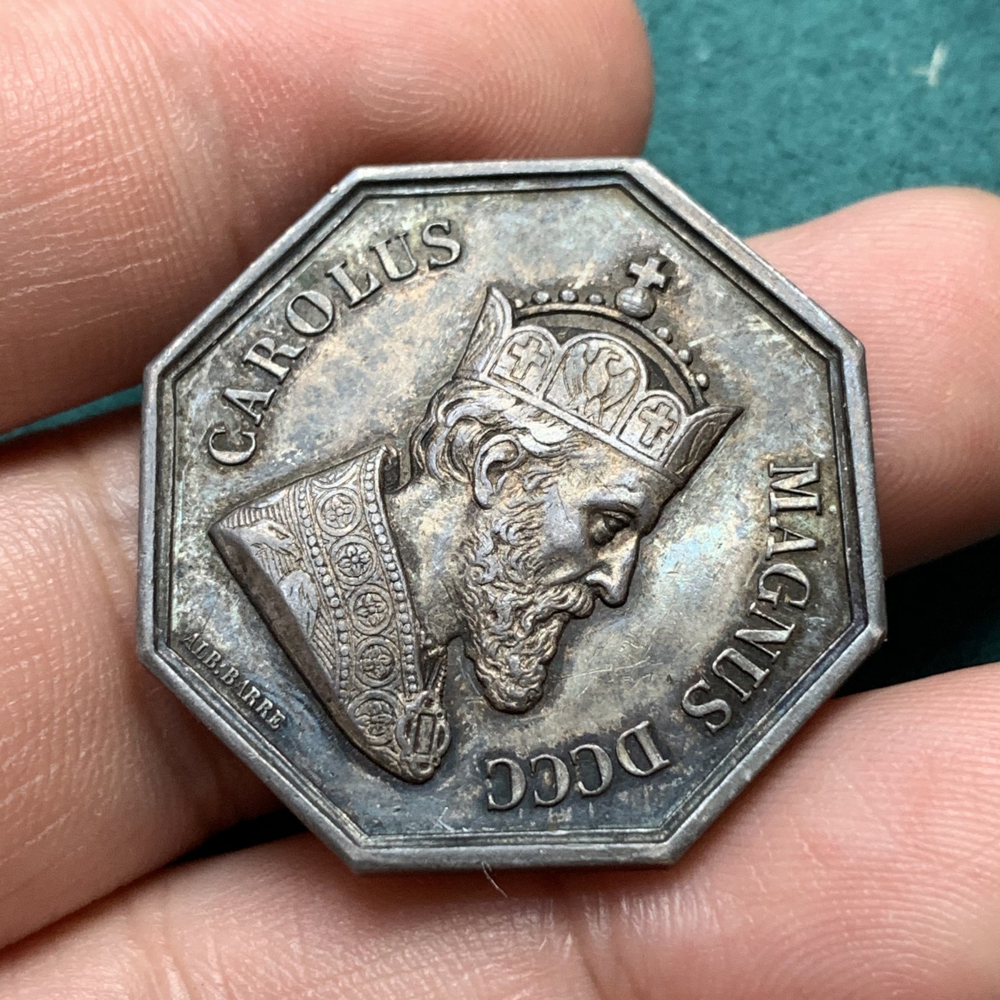 《竞宝斋》八角代币+章牌专场！第182场-周日，周一，周二 3场 (全场包邮) 法国1847年塞纳河系教学负责人八角银质代币 正面是查理大帝，手指铭标 15.09g，31mm