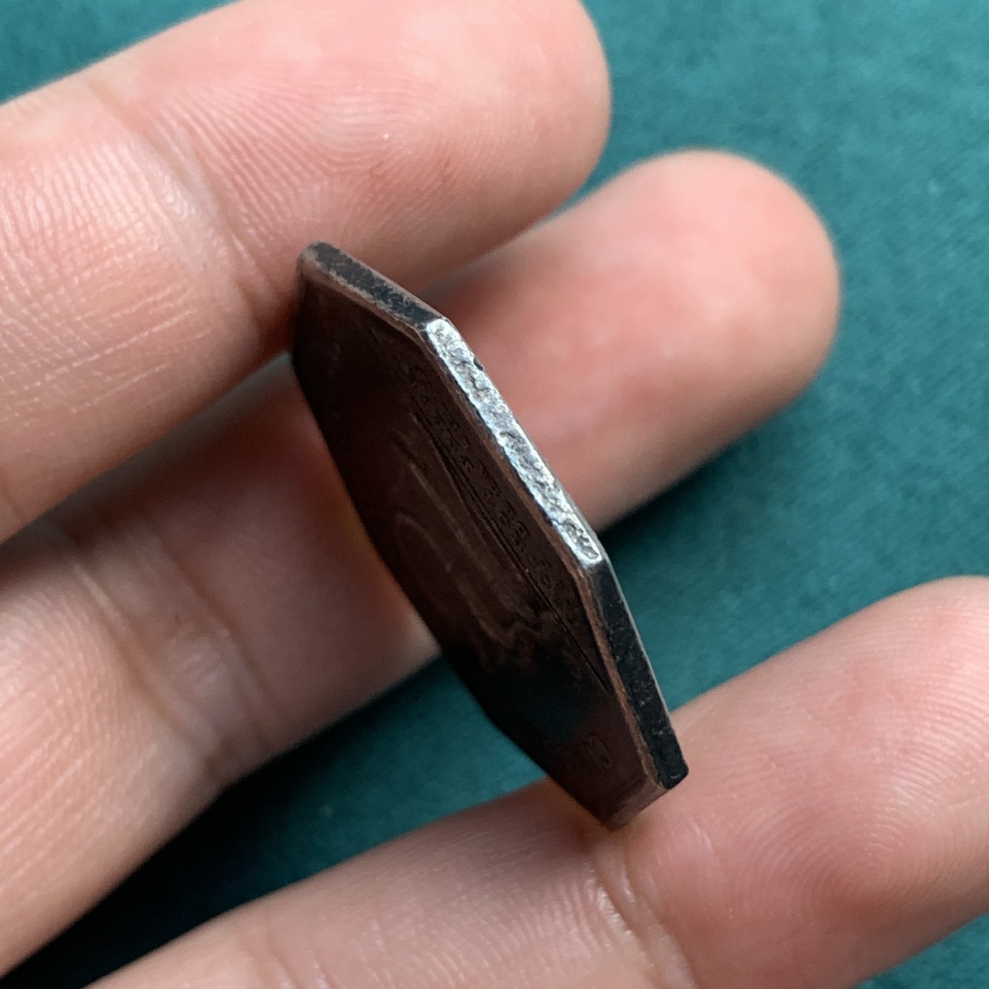 《竞宝斋》八角代币+章牌专场！第182场-周日，周一，周二 3场 (全场包邮) 法国塞纳河信贷银行银质八角代用币，13.71g，30.5mm早期无边铭，浑厚包浆