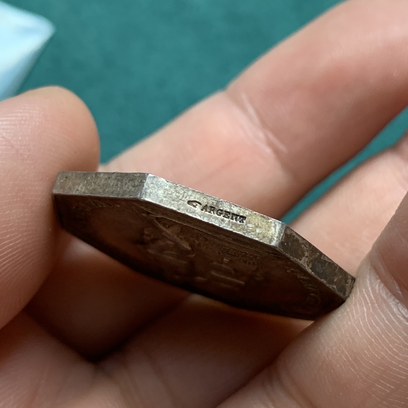 《竞宝斋》八角代币+章牌专场！第182场-周日，周一，周二 3场 (全场包邮) 法国奥尔良地区公证人银质八角代币，沉默之神塔喀特，15.85g，30.6mm，手指边铭，黄油彩