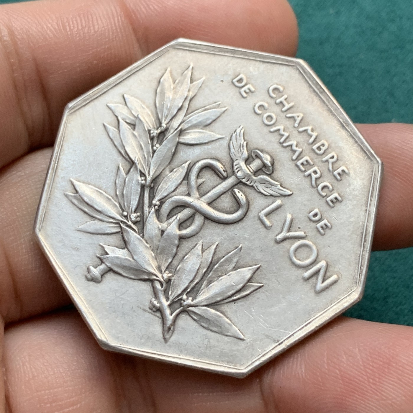 《竞宝斋》八角代币+章牌专场！第182场-周日，周一，周二 3场 (全场包邮) 法国八角银章，里昂商会，名家罗蒂作品，38.82g，41.8mm，丰饶角边铭，品相好