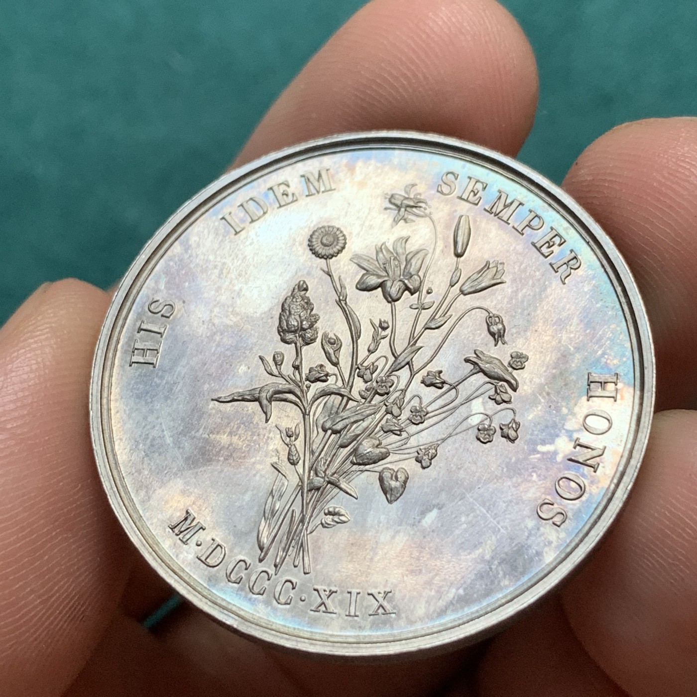 《竞宝斋》八角代币+章牌专场！第182场-周日，周一，周二 3场 (全场包邮) 法国图卢兹花卉银质jeton，女诗人克莱门·伊索尔，17.01g，35.5mm，手指边铭（1845-1860），品相完好，包浆漂亮