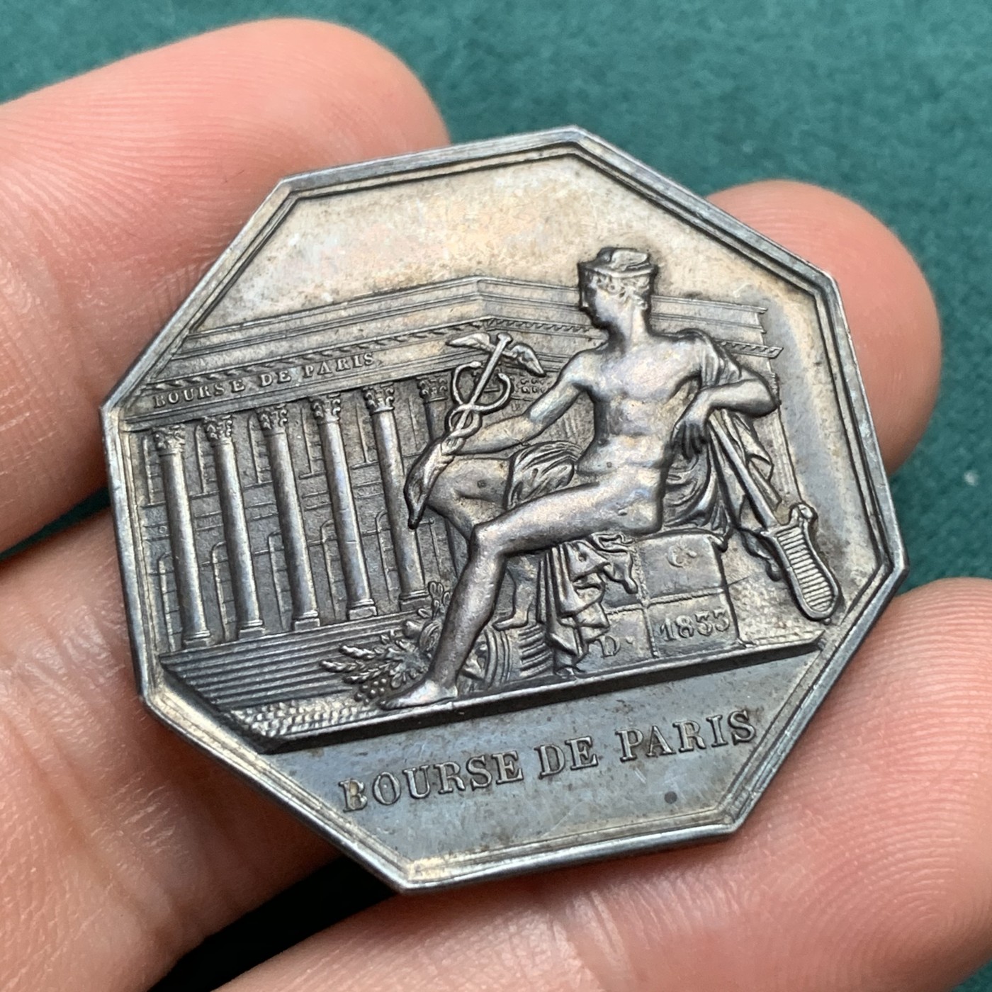 《竞宝斋》八角代币+章牌专场！第182场-周日，周一，周二 3场 (全场包邮) 法国巴黎证券交易所，贸易和保险经纪人JETON银质八角代币，16.92g，34mm，手指边铭，阴阳面包浆