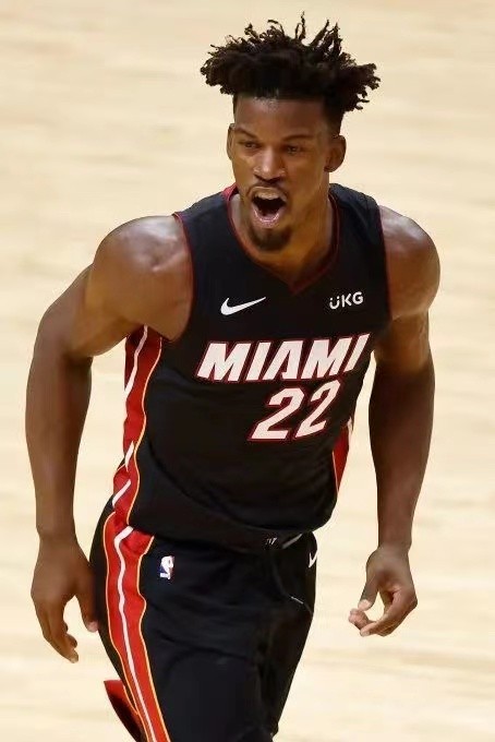 零元拍：战神吉米-巴特勒亲笔签名NBA官方迈阿密热火儿童关怀T恤，极其稀有红色墨迹一如这个赛季的迈阿密一样火热，当然不要错过！