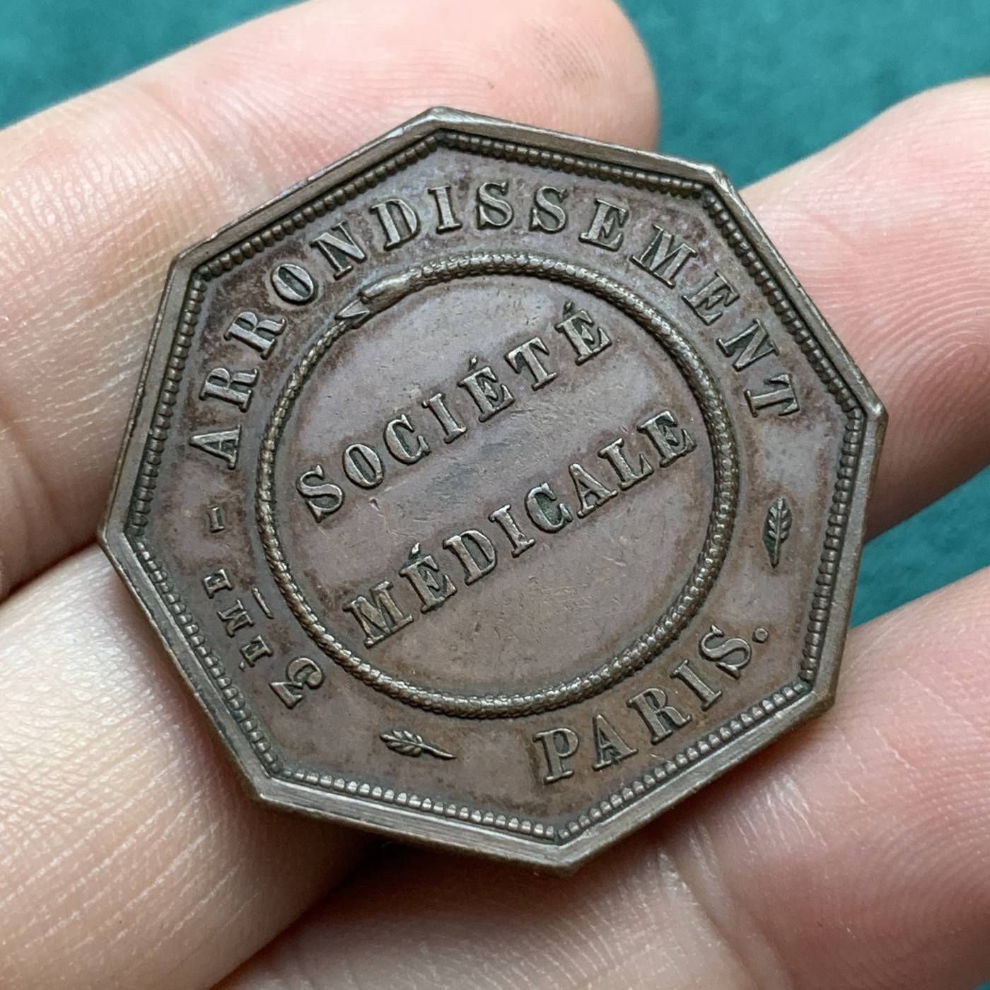 《竞宝斋》八角代币+章牌专场！第182场-周日，周一，周二 3场 (全场包邮) 法国八角红铜代币jeton，巴黎第三区医学会，17.50g，32.2mm，手指边铭，首见品种