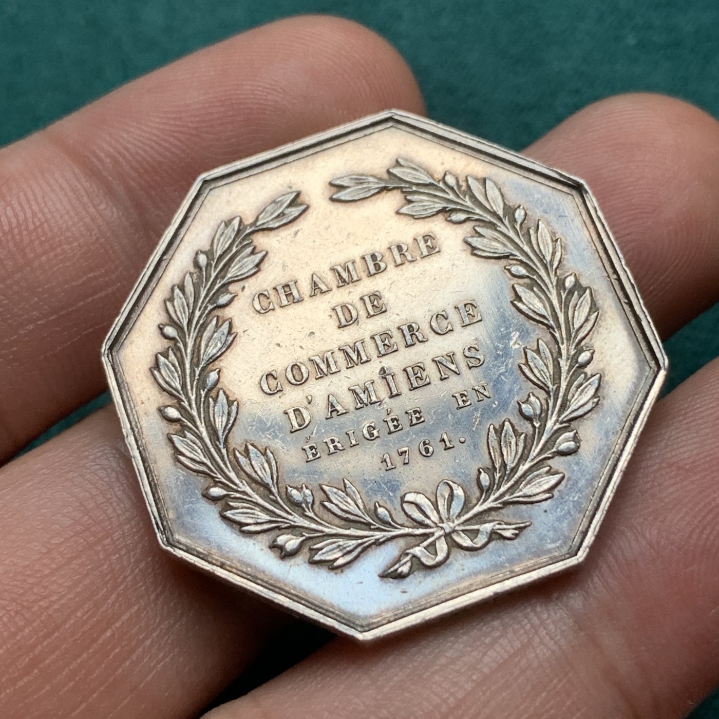 《竞宝斋》八角代币+章牌专场！第182场-周日，周一，周二 3场 (全场包邮) 法国八角银章，亚眠商会，正面为首席国务大臣让-巴蒂斯特·科尔伯特的半身像，17.96g，35.5mm，蜜蜂边铭